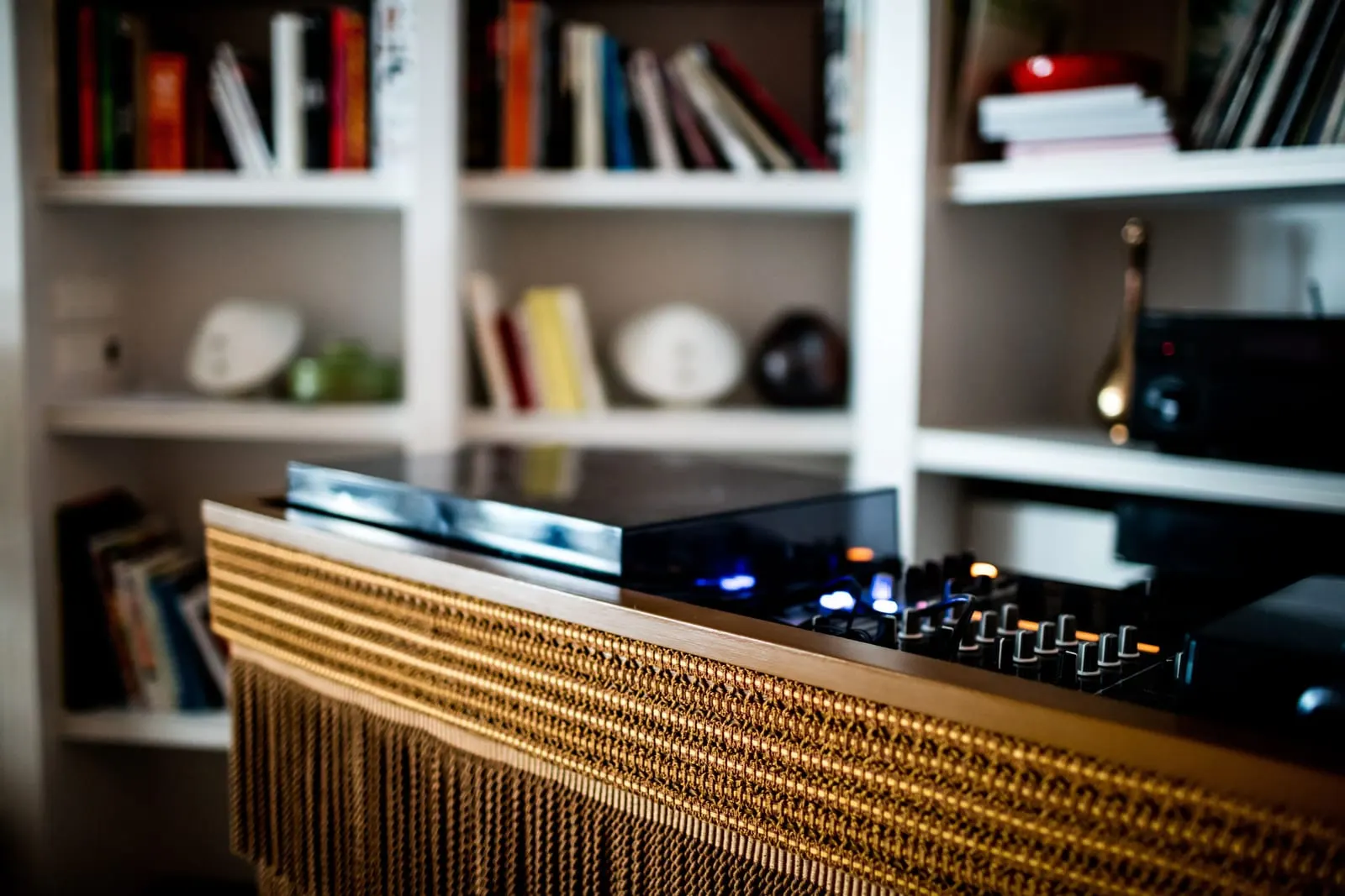 Le Pigalle: The DJ booth among the bookshelves