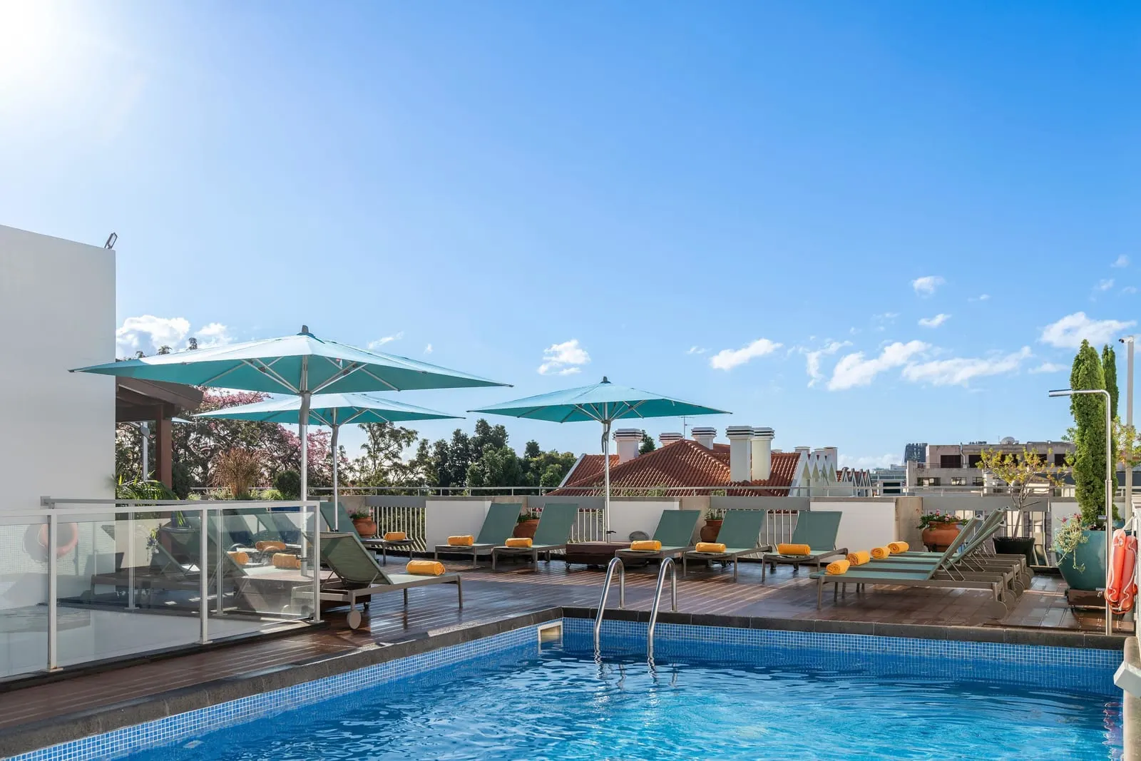 Hotel Madeira: Sunbeds and parasols on the rooftop pool deck