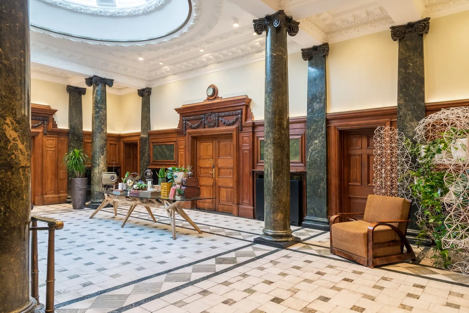 Town Hall Hotel: The marble hall under the dome