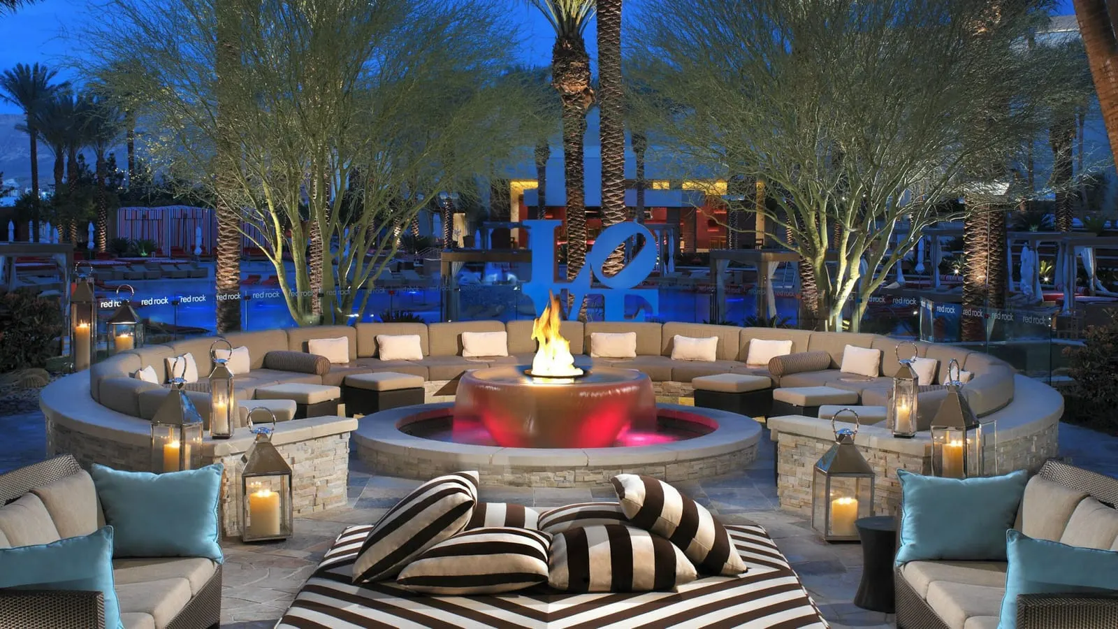 Red Rock Casino Resort & Spa: The fire pit lounge by the pool at dusk