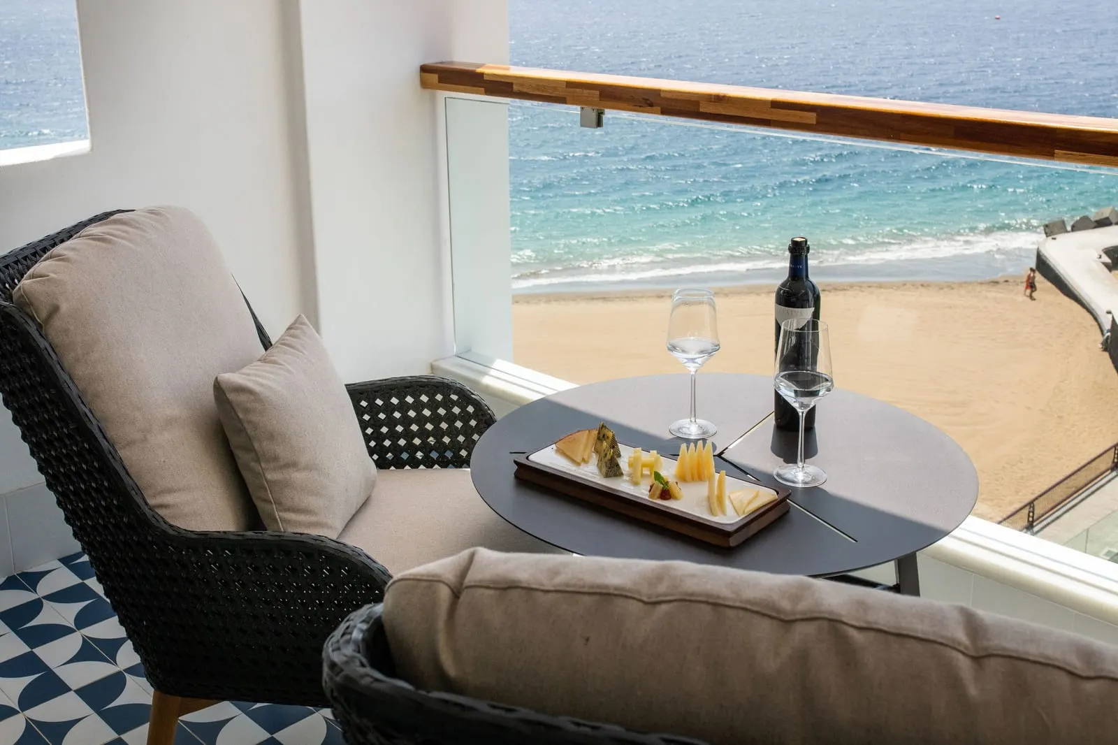 Hotel Fariones: A sea-view terrace above Playa Grande