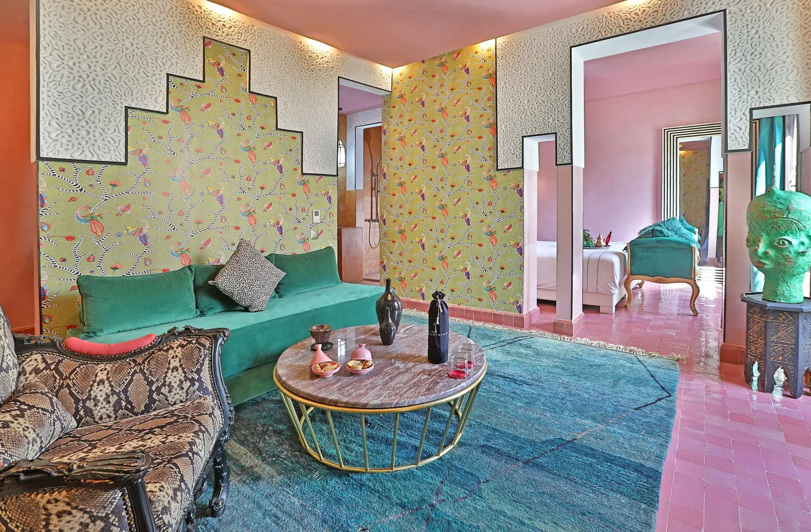 Dar Kandi: The De Luxe Suite's lounge in pink and green