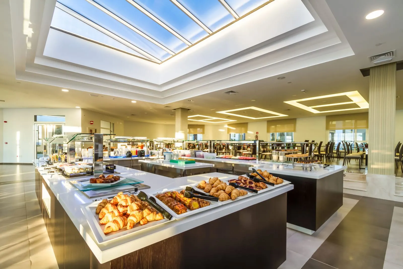 Royal Palm Resort & Spa: The Ischia buffet under its skylight