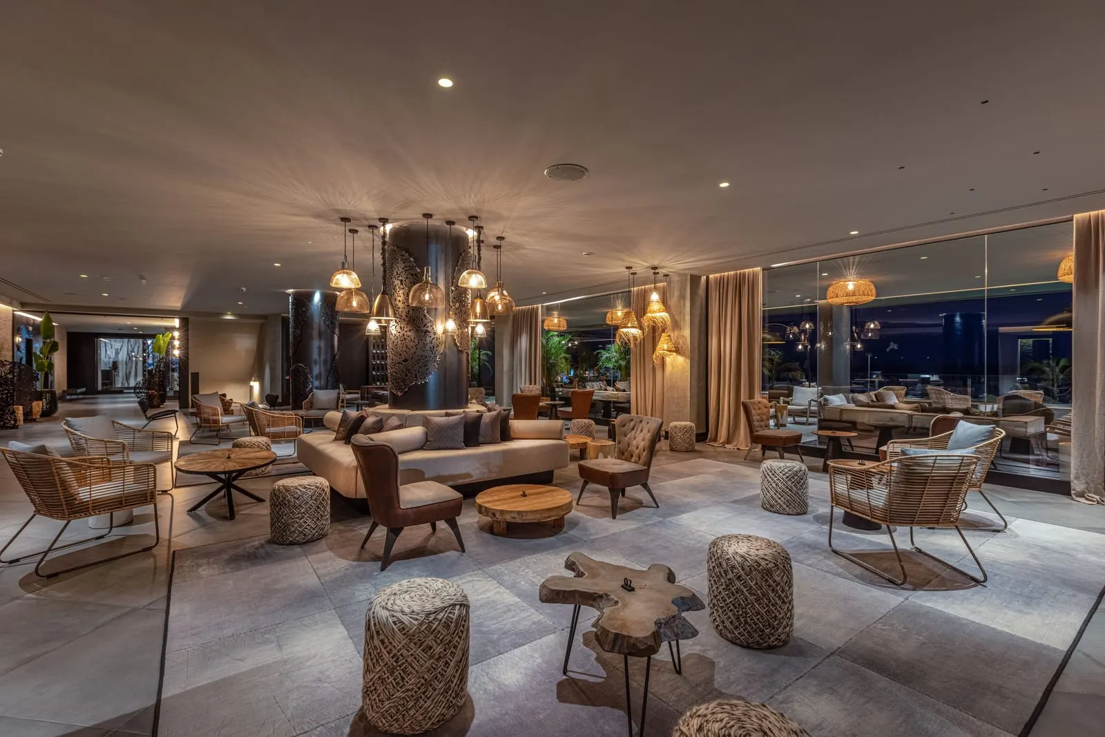 Hotel Faro, a Lopesan Collection Hotel: Lounge seating at SURU after dark