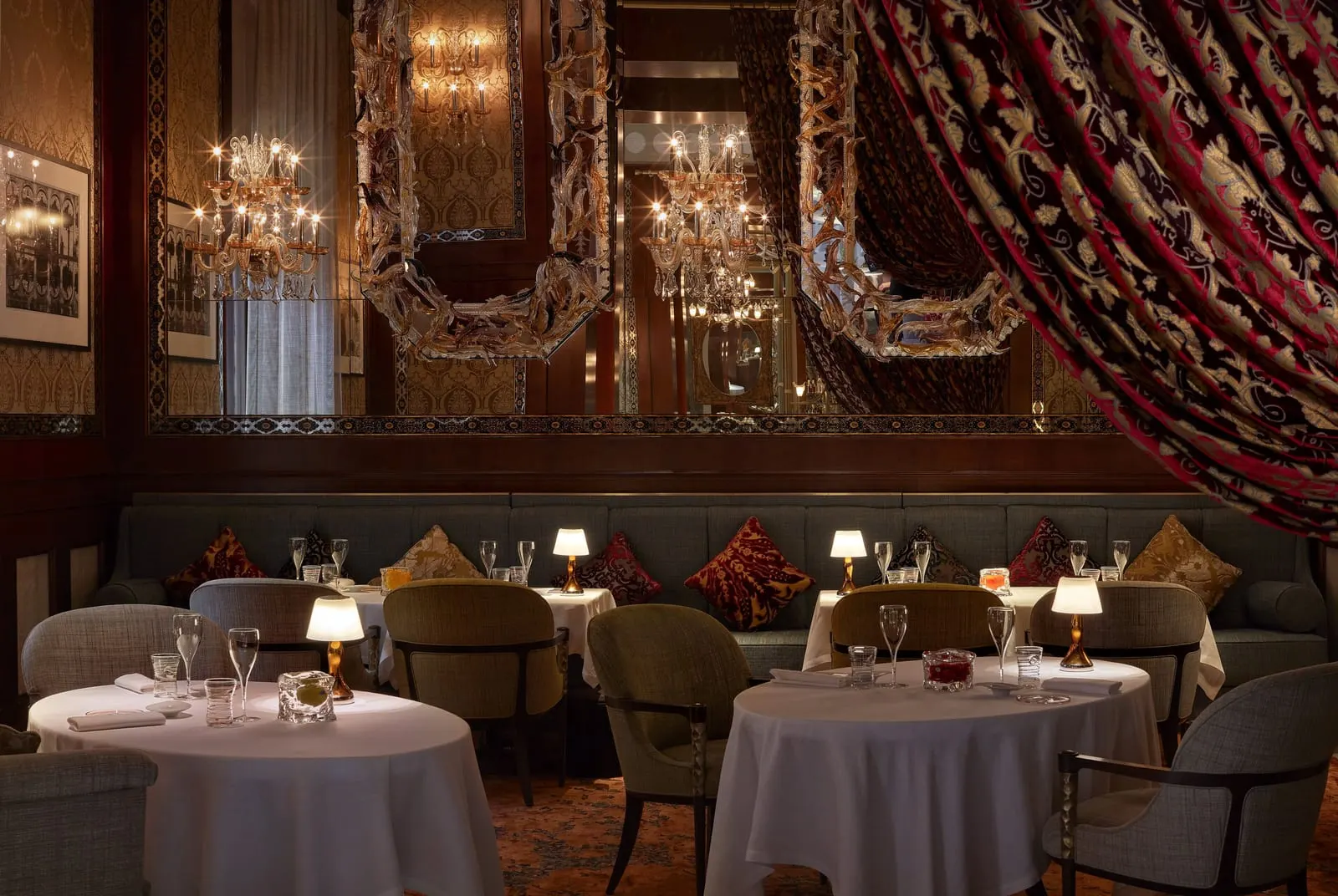 Royal Mansour Marrakech: A dining room of mirrors and chandeliers