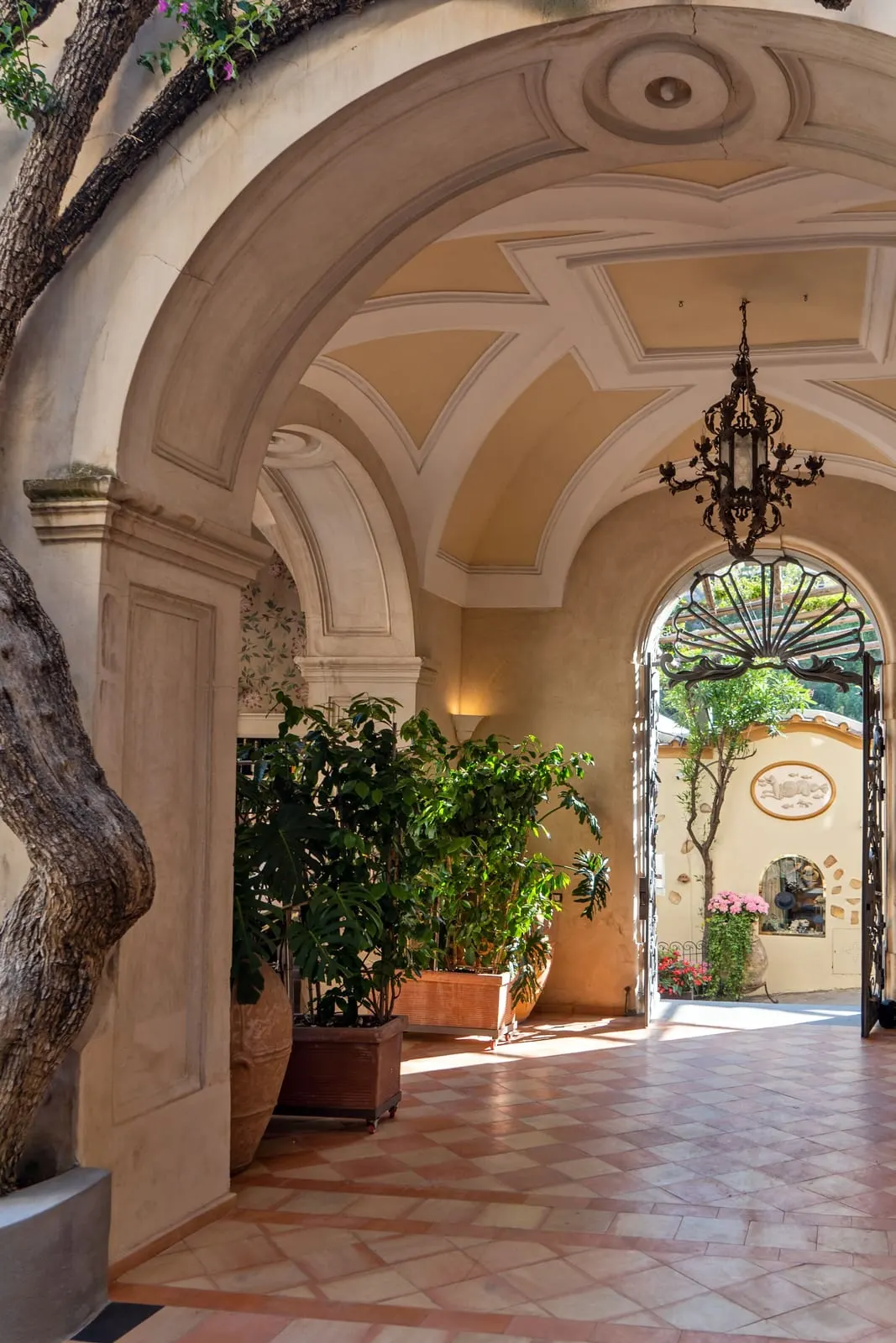 Palazzo Murat: The vaulted arcade inside the gate