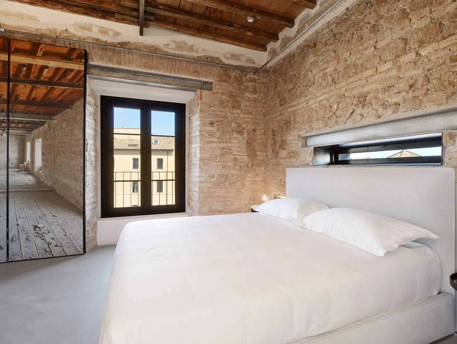 Rhinoceros Roma: A bed against bare stone