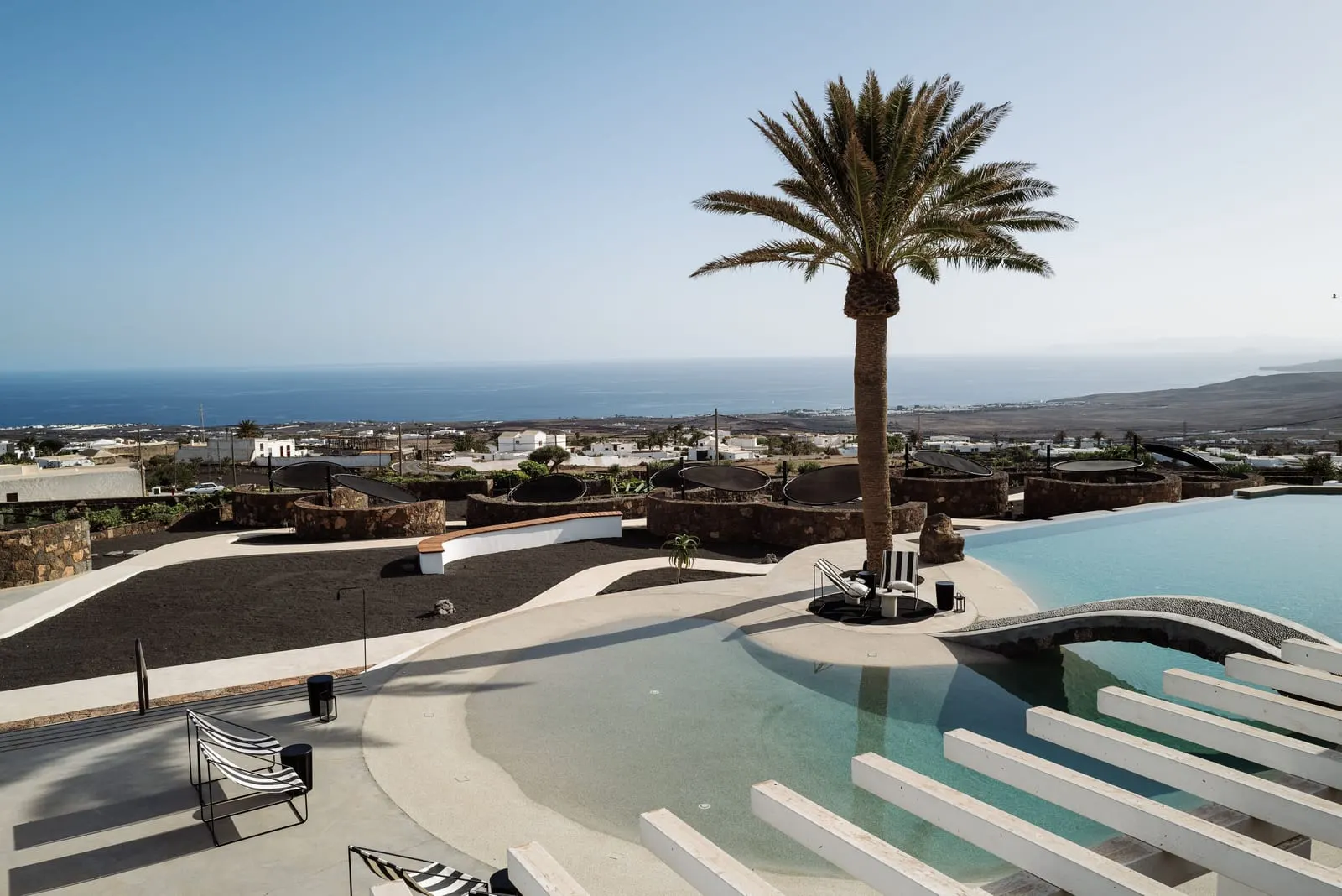 Hotel César Lanzarote: The pool, looking over the hillside to the coast