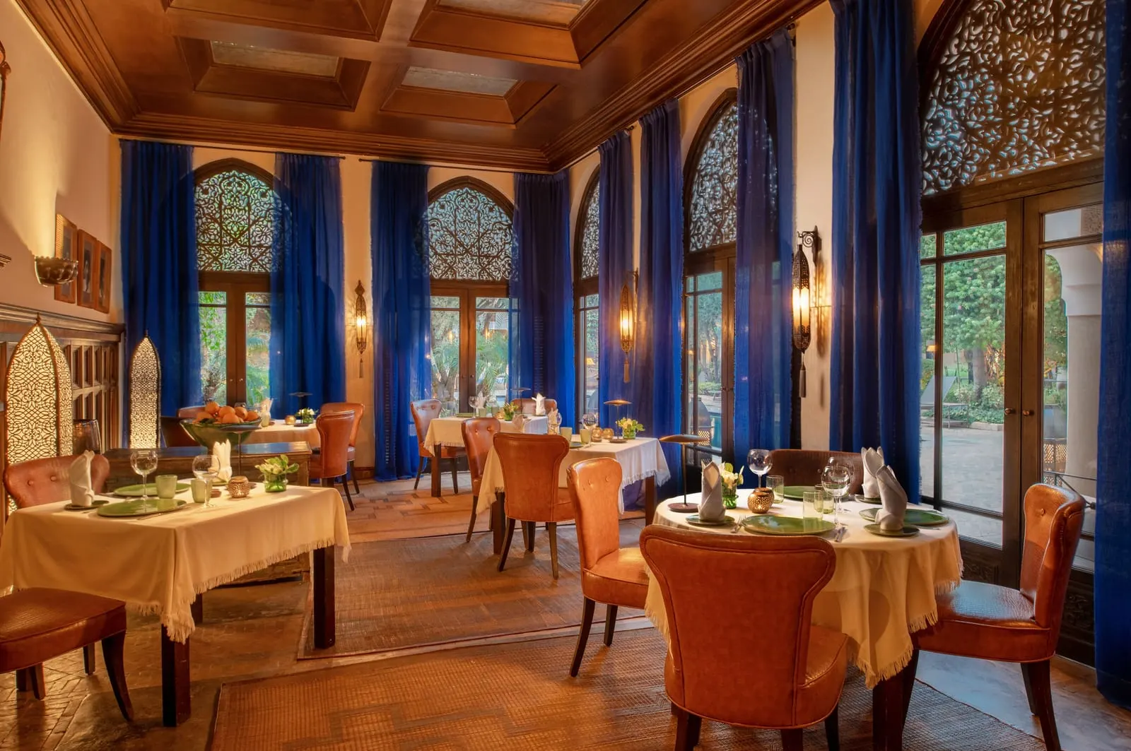 La Villa des Orangers: The restaurant, with blue curtains and carved arches