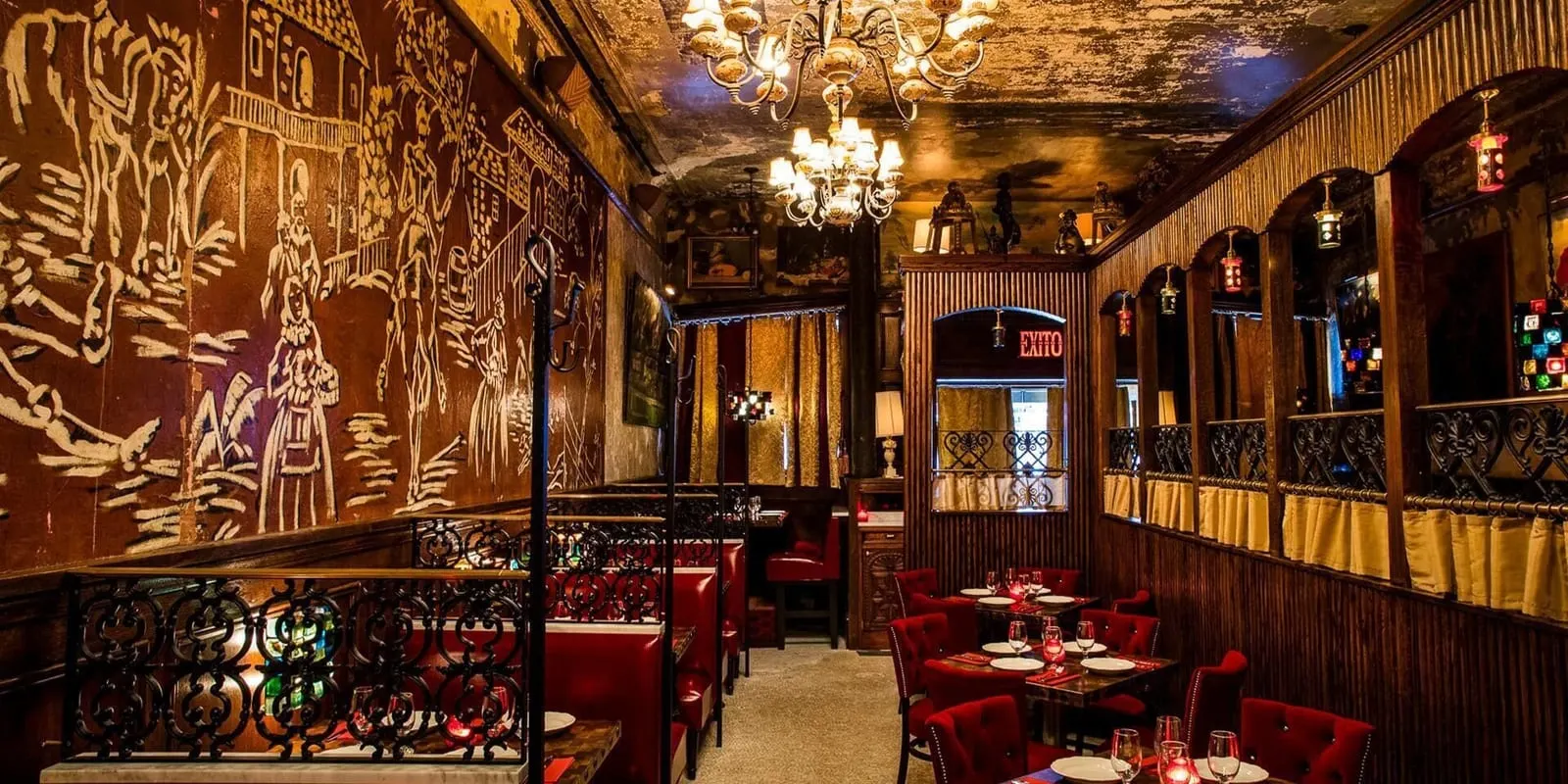 Hotel Chelsea: El Quijote's murals and red booths