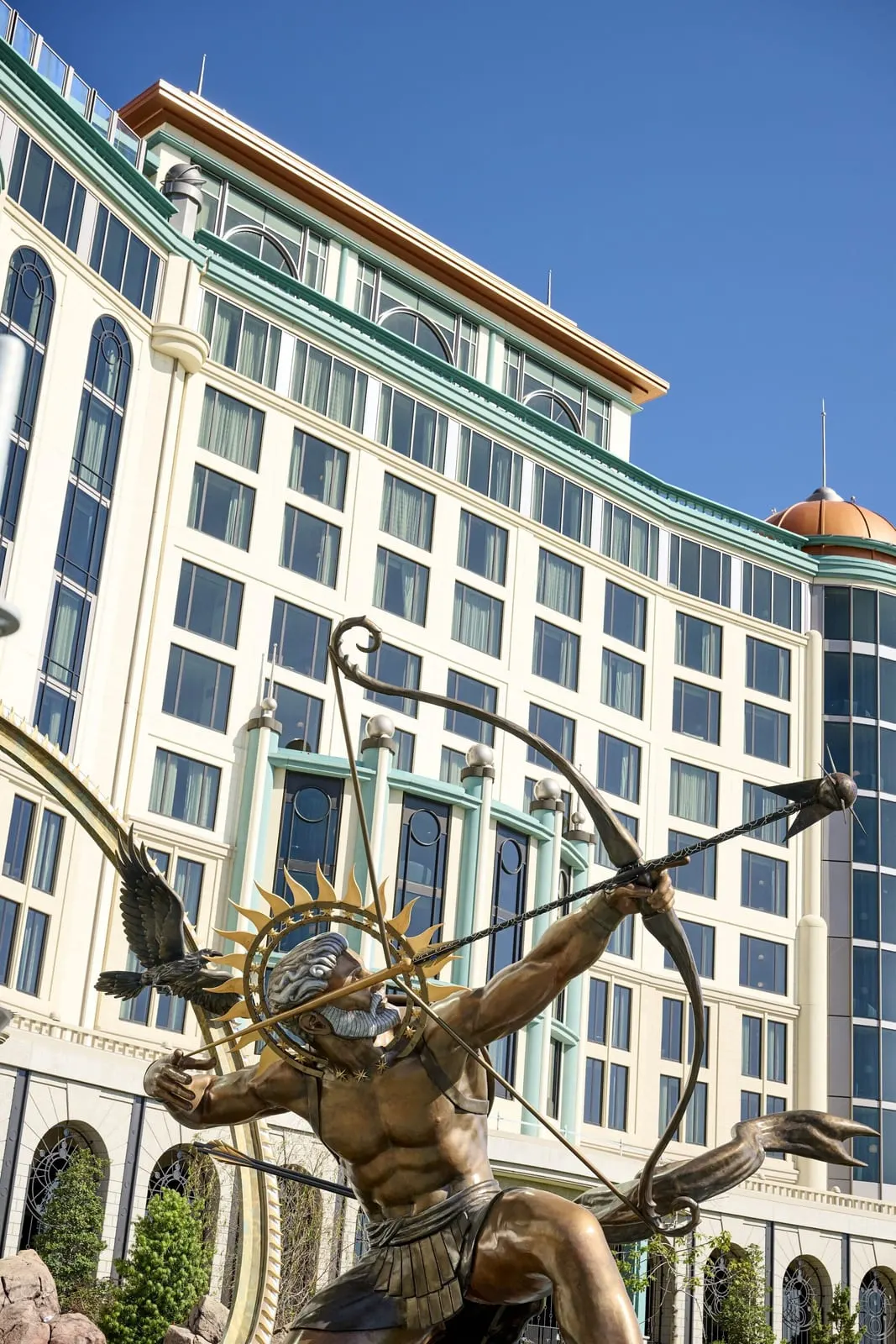 Universal Helios Grand Hotel, a Loews Hotel: The Apollo statue in the Court of the Sun