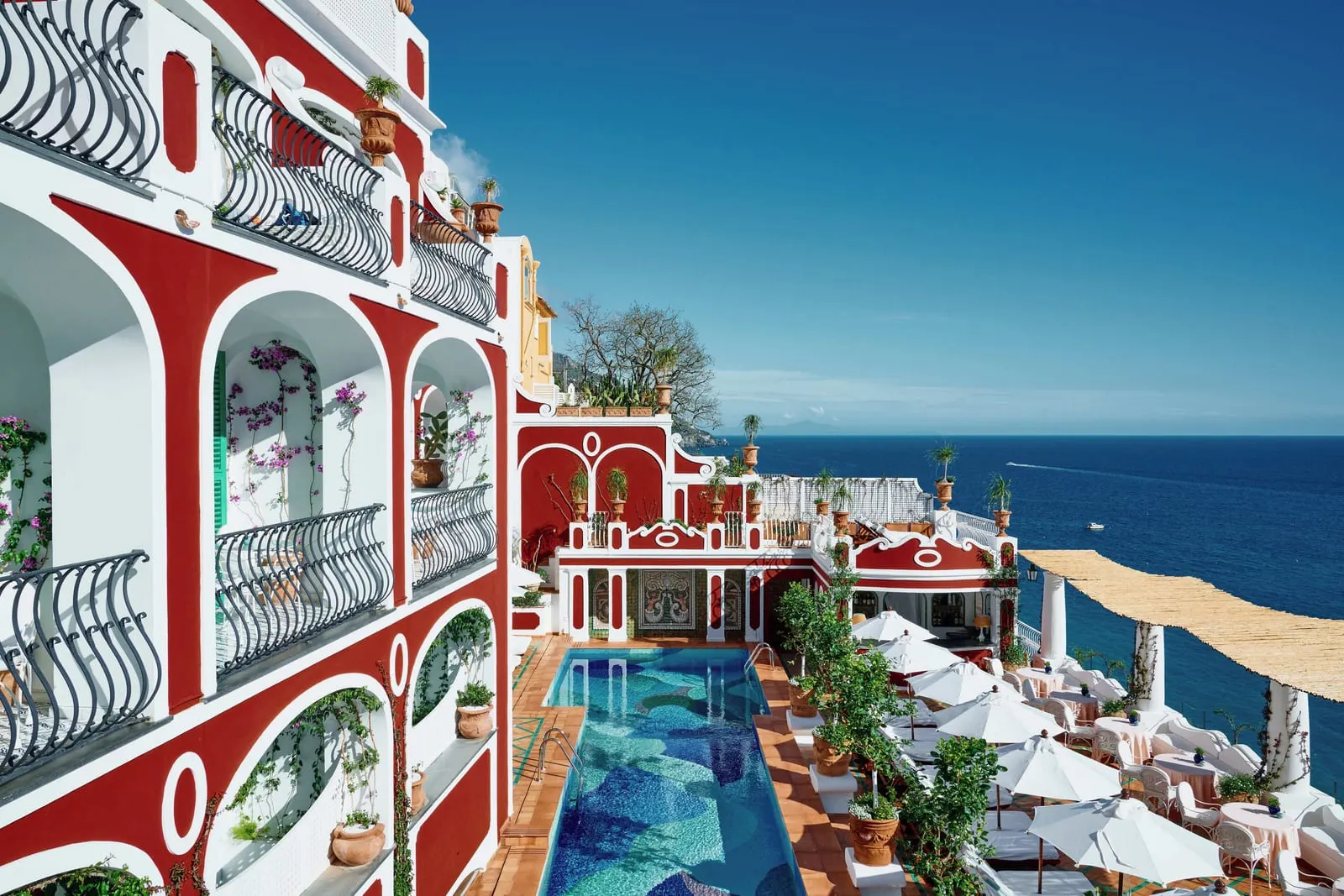 Le Sirenuse: Red and white arcades over the sea