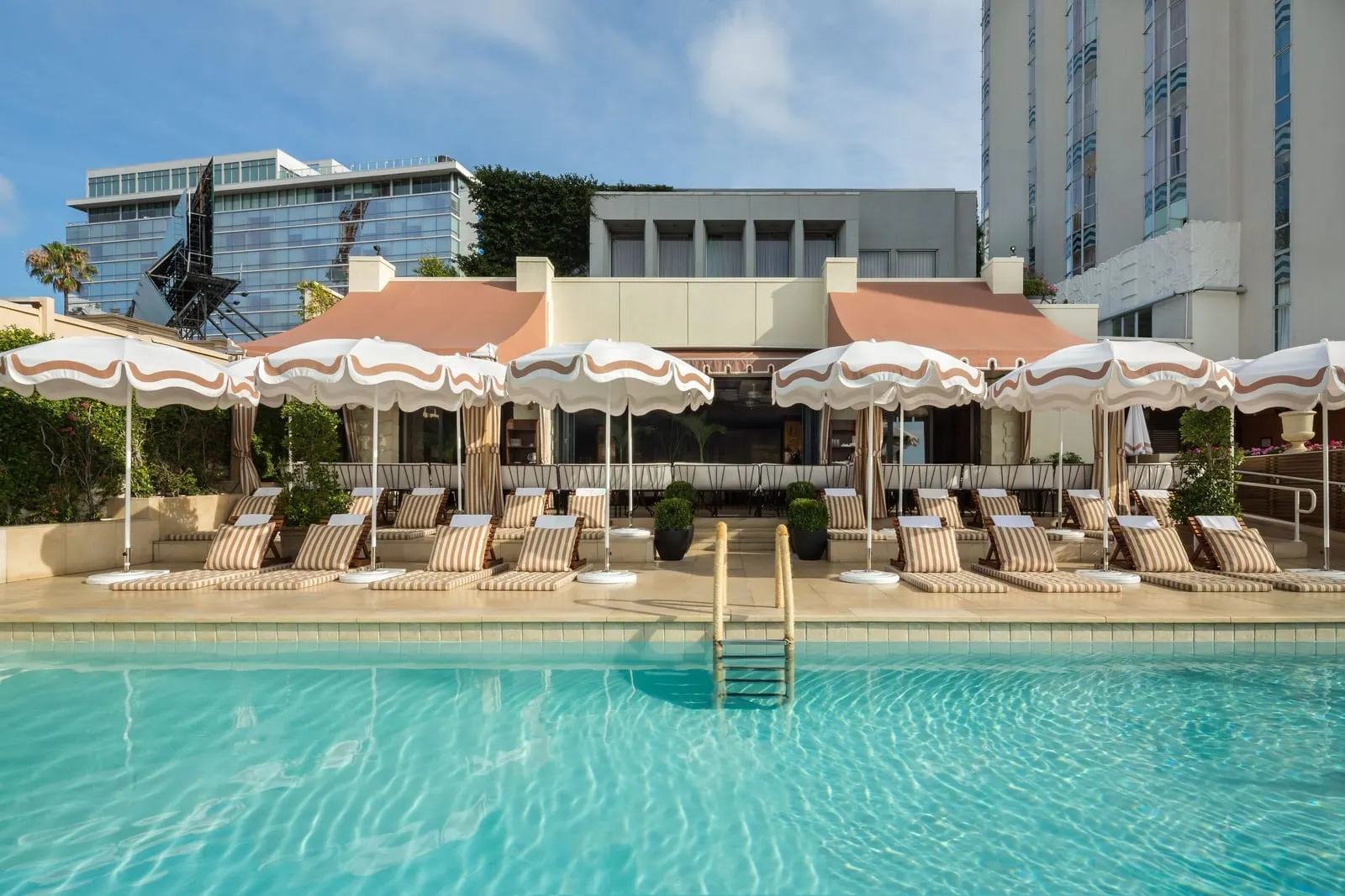 Sunset Tower Hotel: The pool and its striped umbrellas