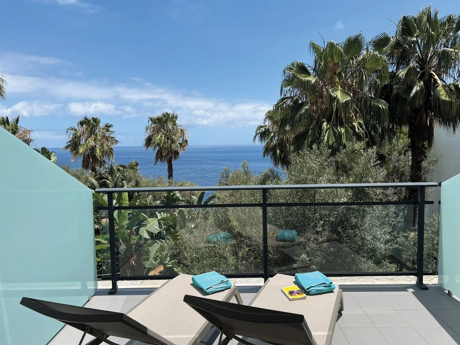 VidaMar Resort Hotel Madeira: A terrace with loungers over the gardens and sea