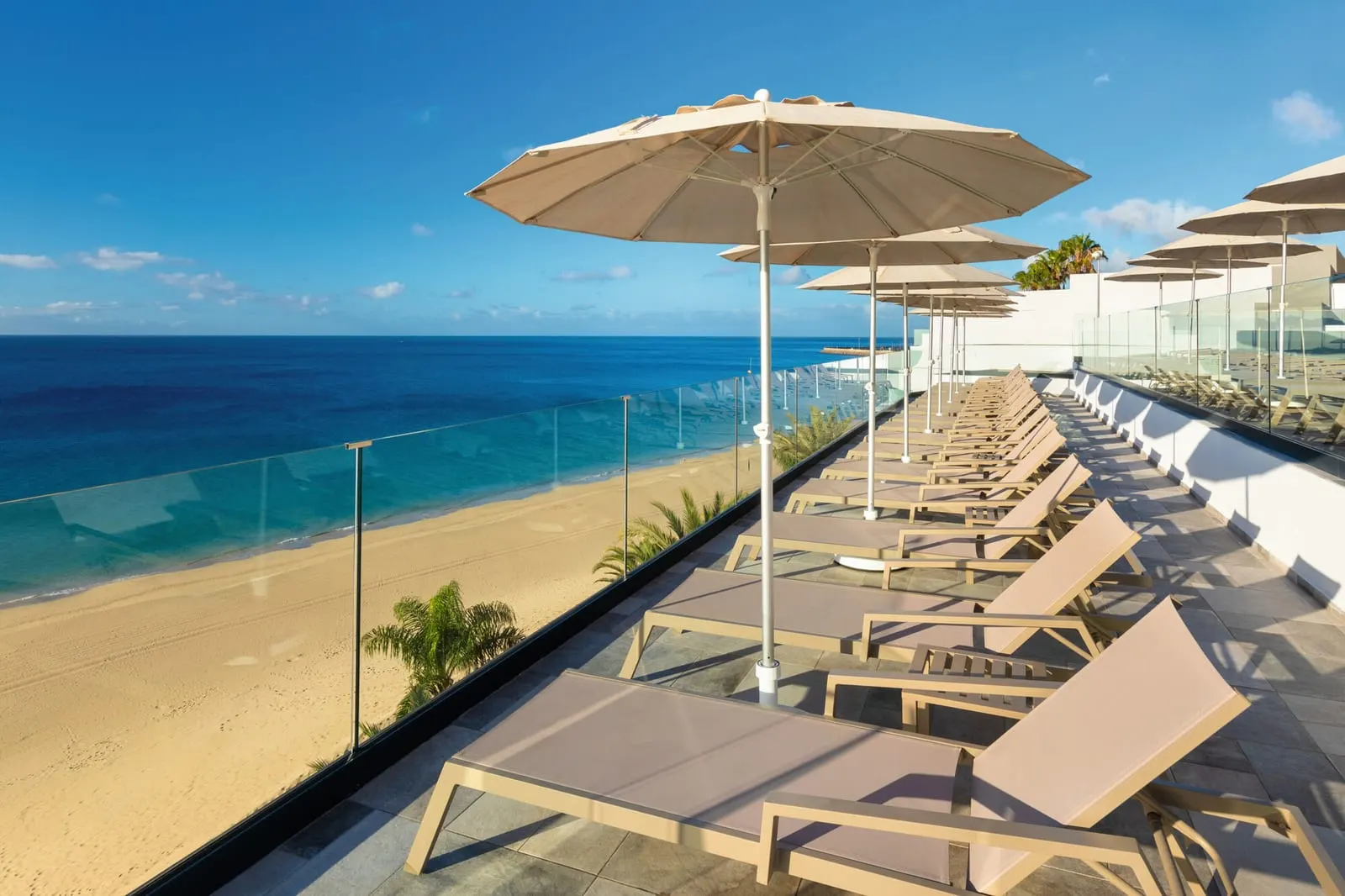 Hotel Riu Palace Jandia: Sun deck loungers above the sand