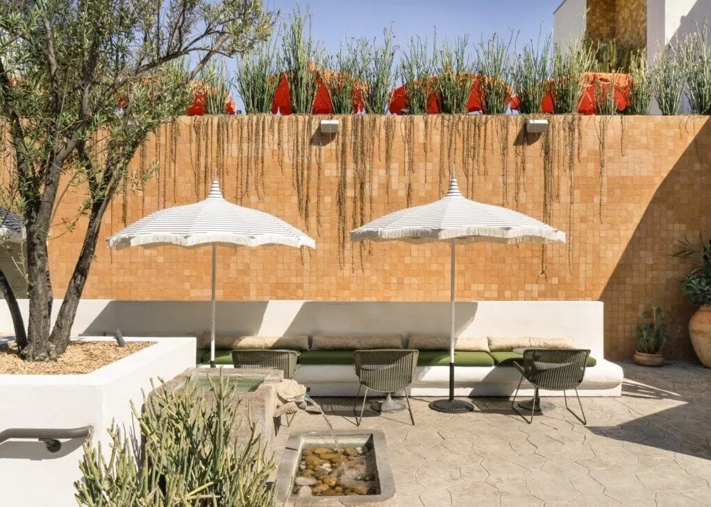 Silver Lake Pool & Inn: Fountain and banquette on Marco Polo's patio