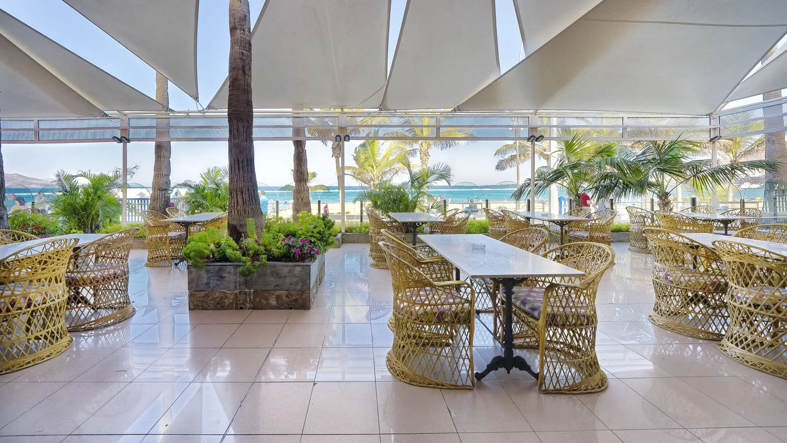 Bull Reina Isabel & Spa: The covered terrace bar on the promenade