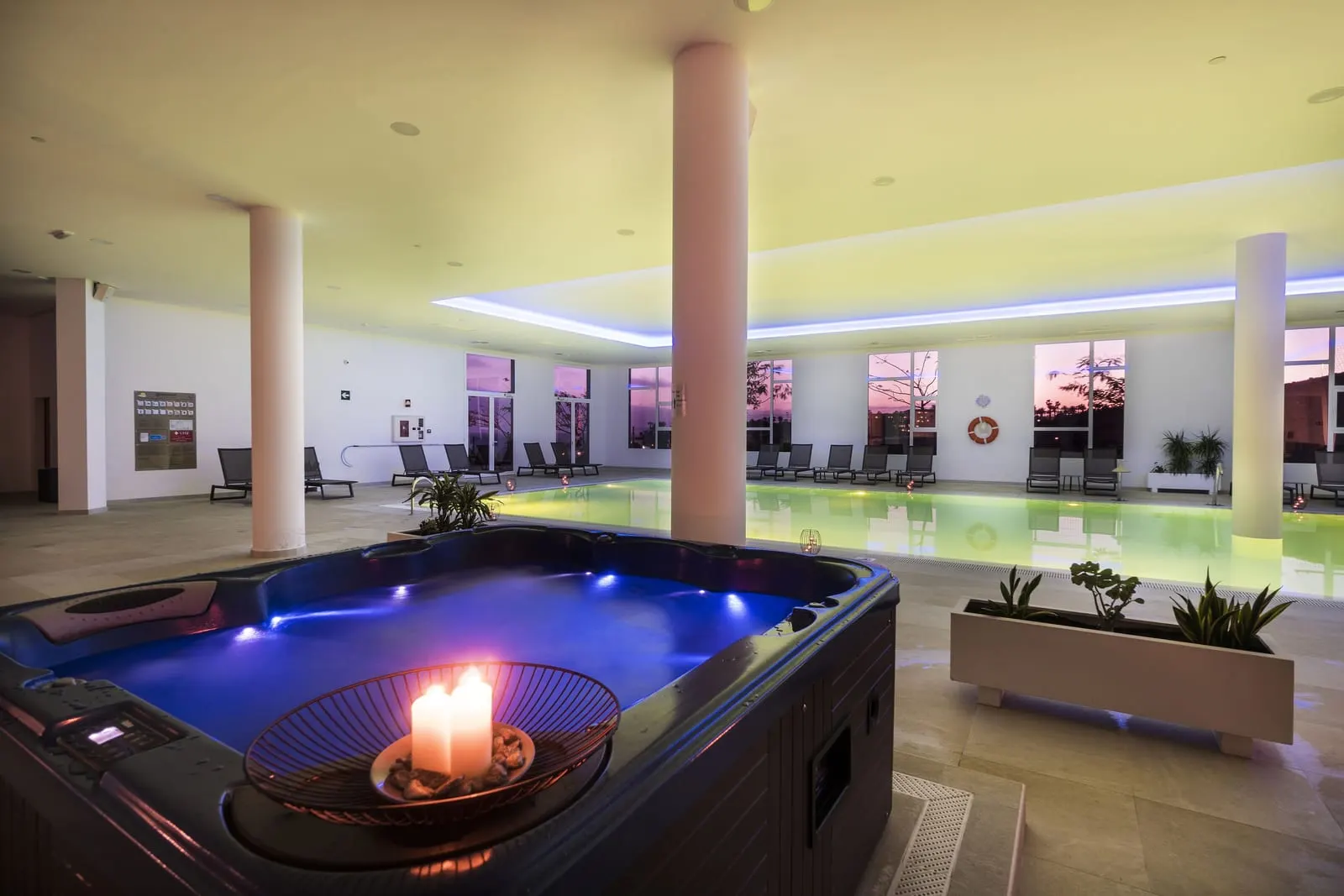Royal Palm Resort & Spa: The heated indoor pool and its Jacuzzi