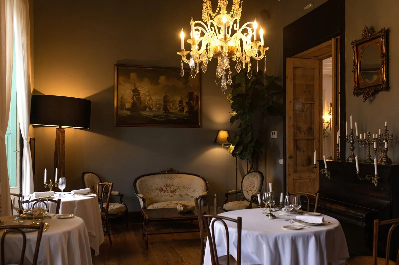 La Casa de los Naranjos: The dining room under a crystal chandelier