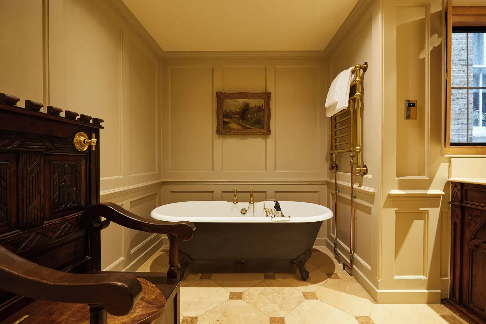 Hazlitt's: A roll-top bath in the panelling
