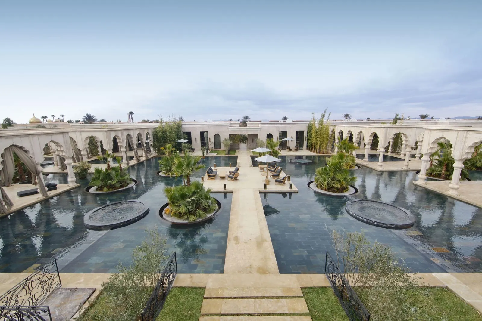 Palais Namaskar: Water gardens and palm islands between the arcades