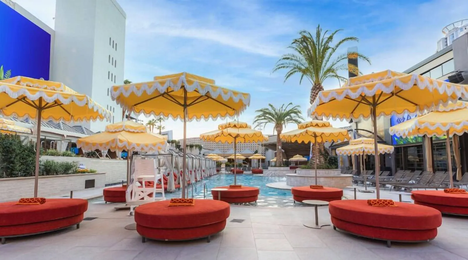 SAHARA Las Vegas: Yellow umbrellas and palms around The Pool