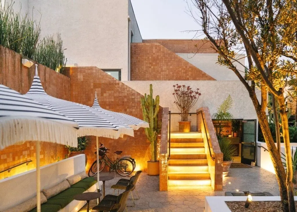Silver Lake Pool & Inn: Marco Polo's patio at dusk