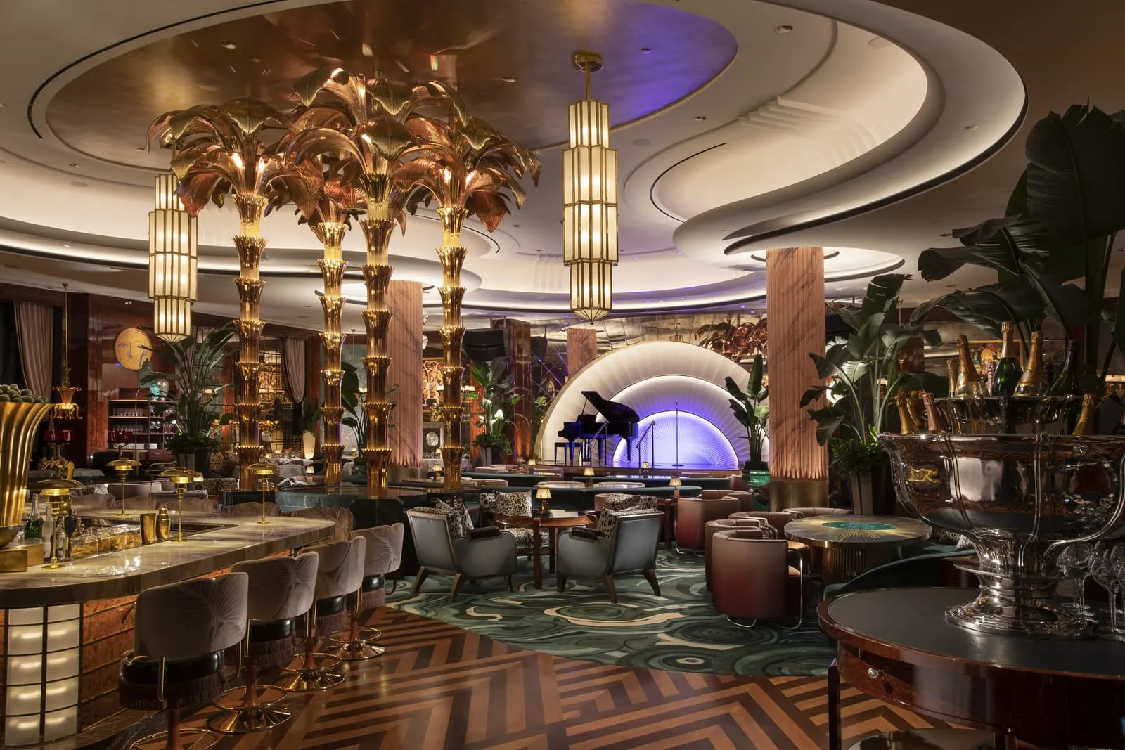 Wynn Las Vegas: Gold palms and a piano stage at Delilah