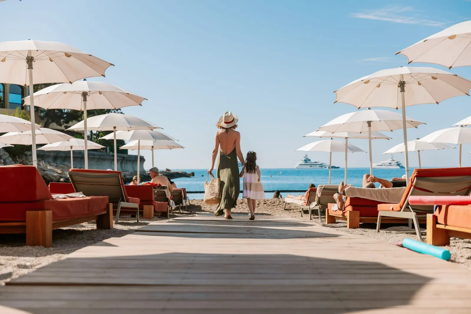 Le Méridien Beach Plaza: Boardwalk to the beach