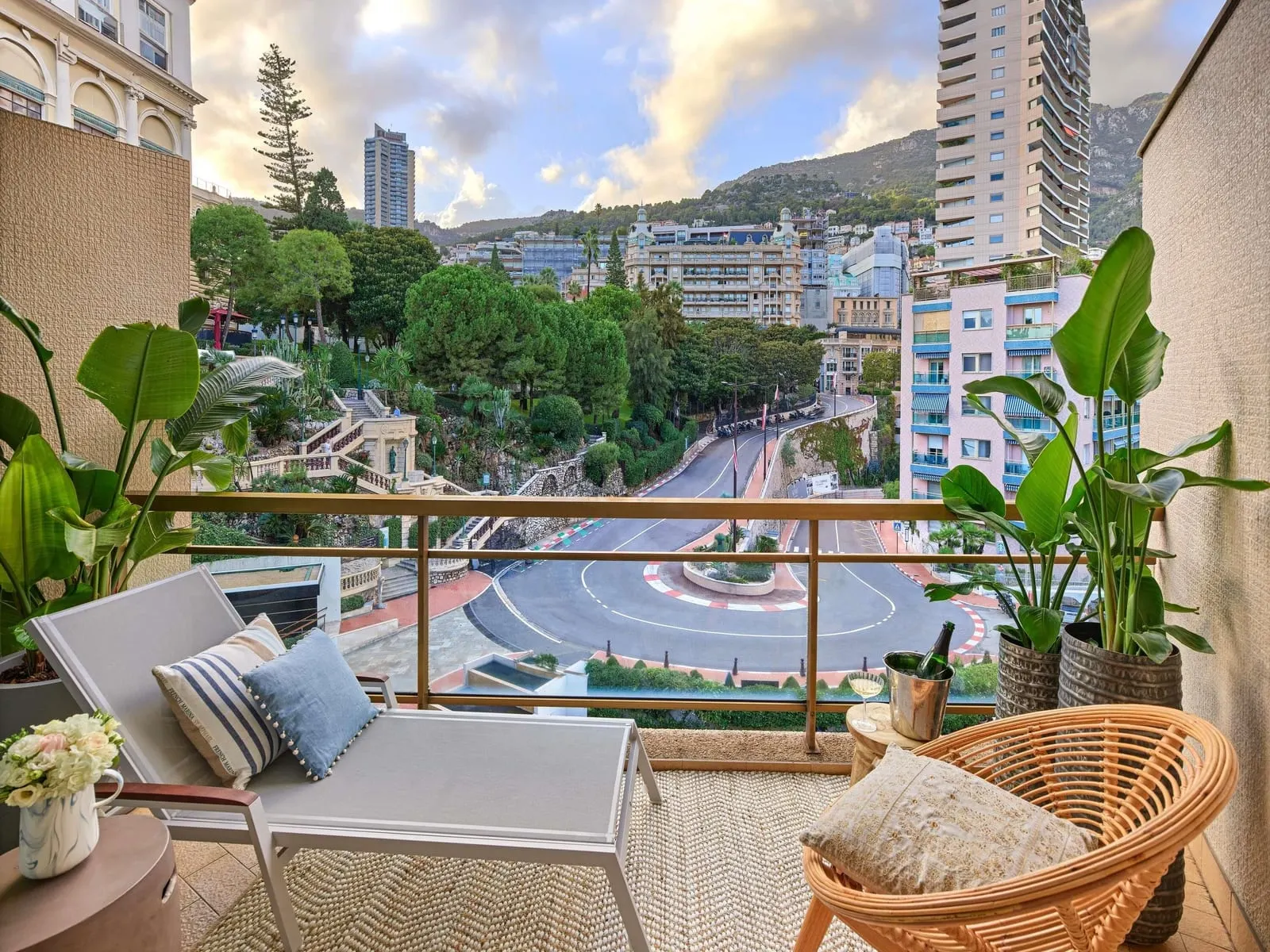 Fairmont Monte Carlo: Balcony above the hairpin
