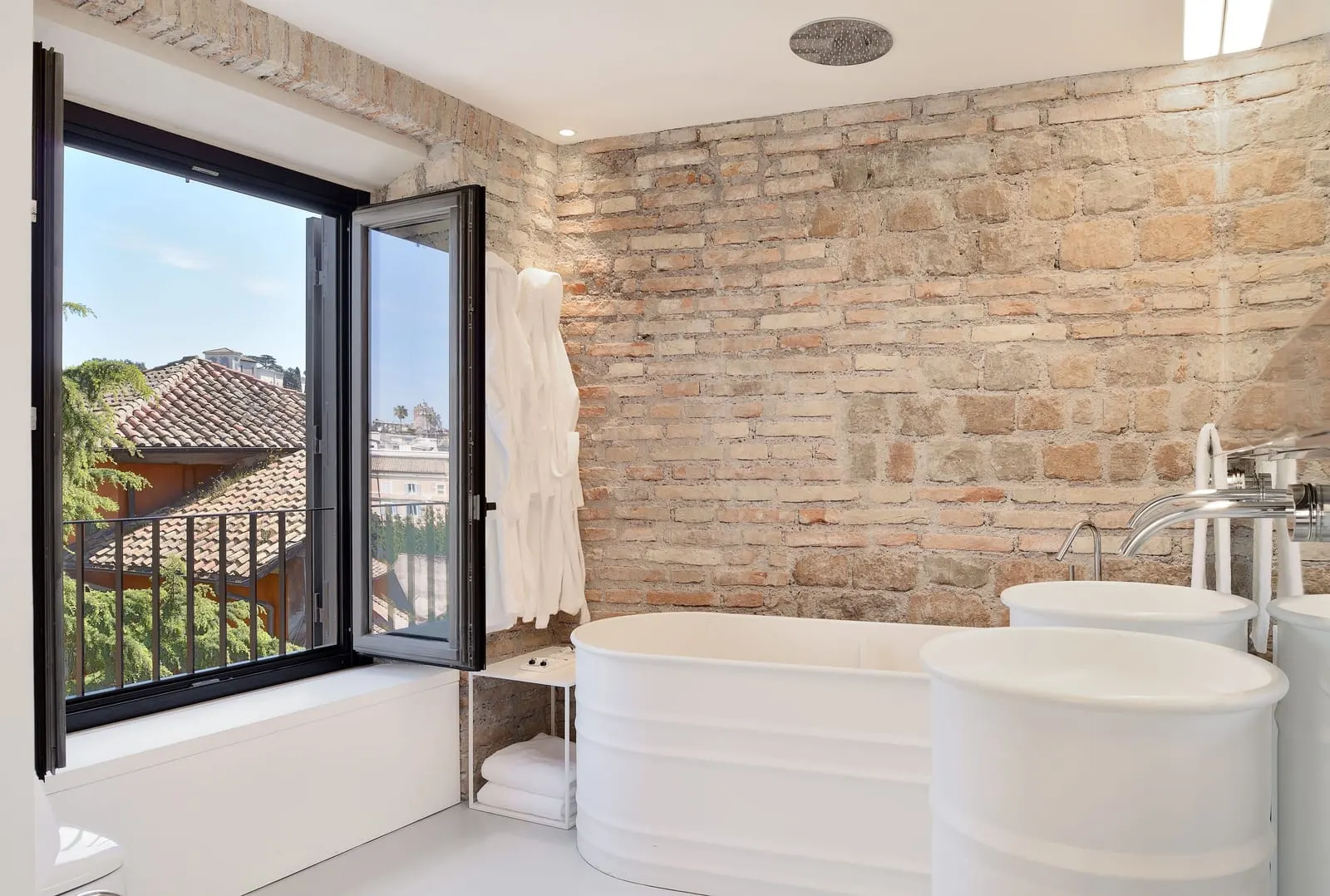 Rhinoceros Roma: A bath in a room left half ruined