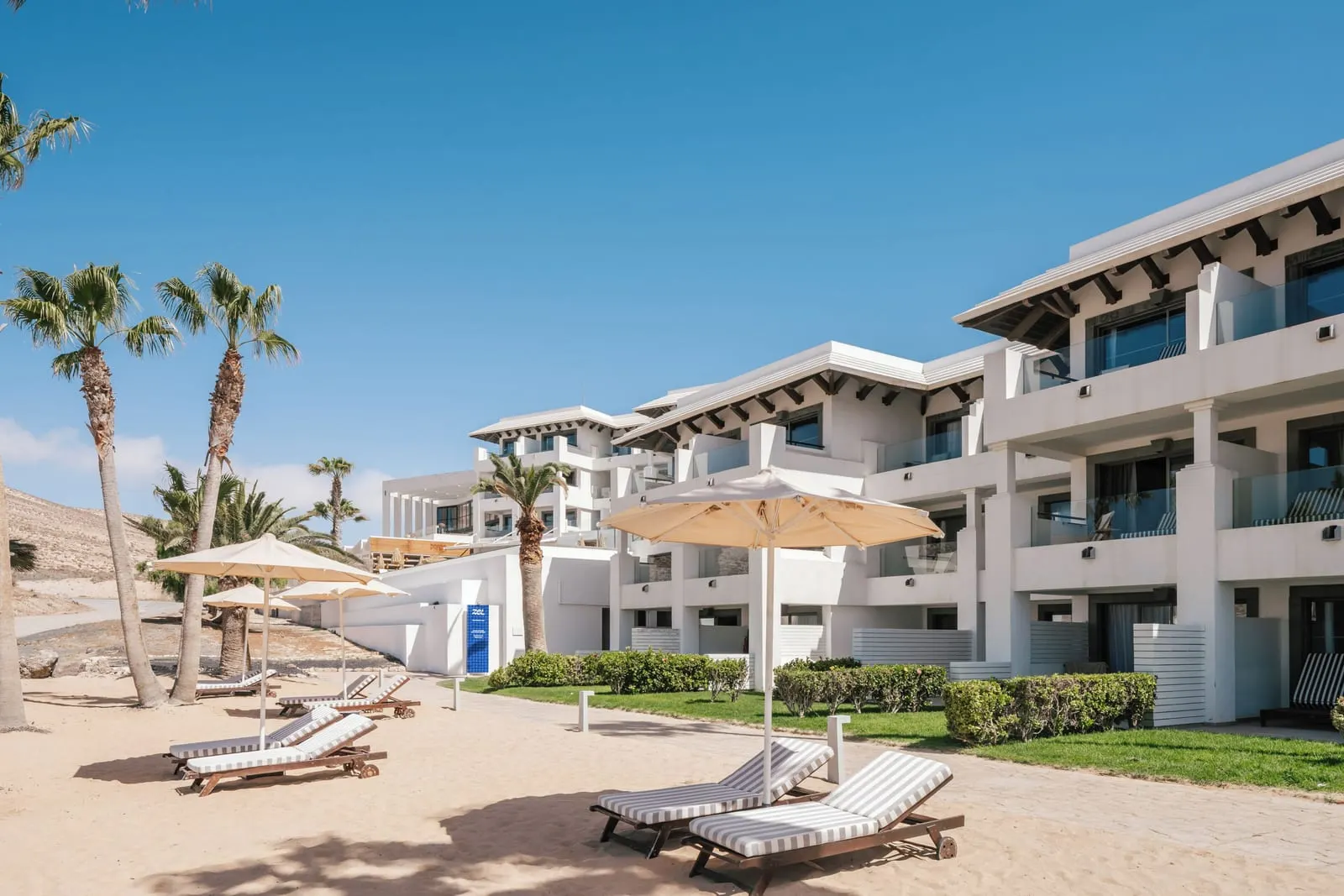 ZEL Fuerteventura: White terraced wings around the garden lawns