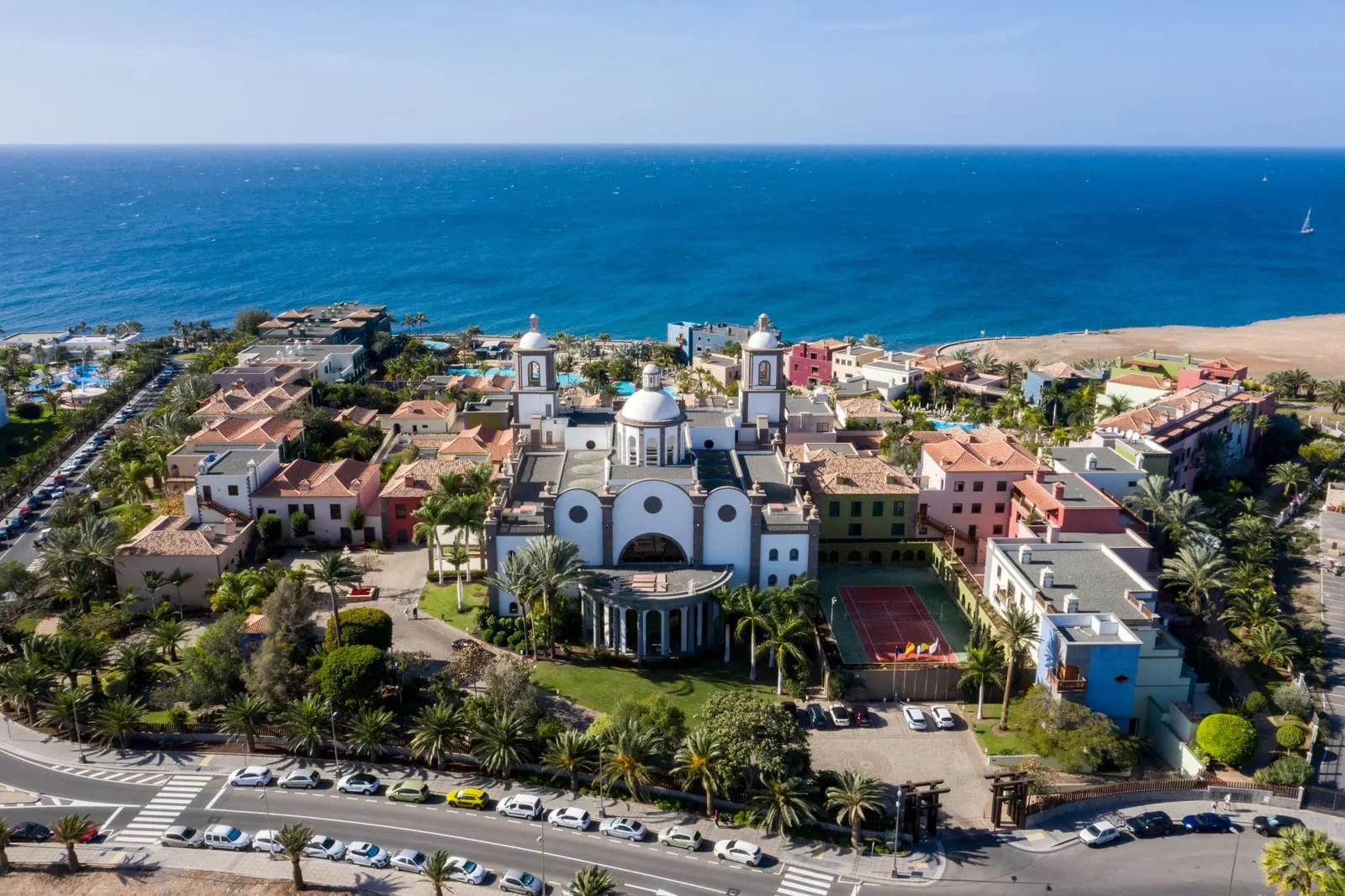 Lopesan Villa del Conde Resort & Thalasso: The resort village on the Meloneras seafront