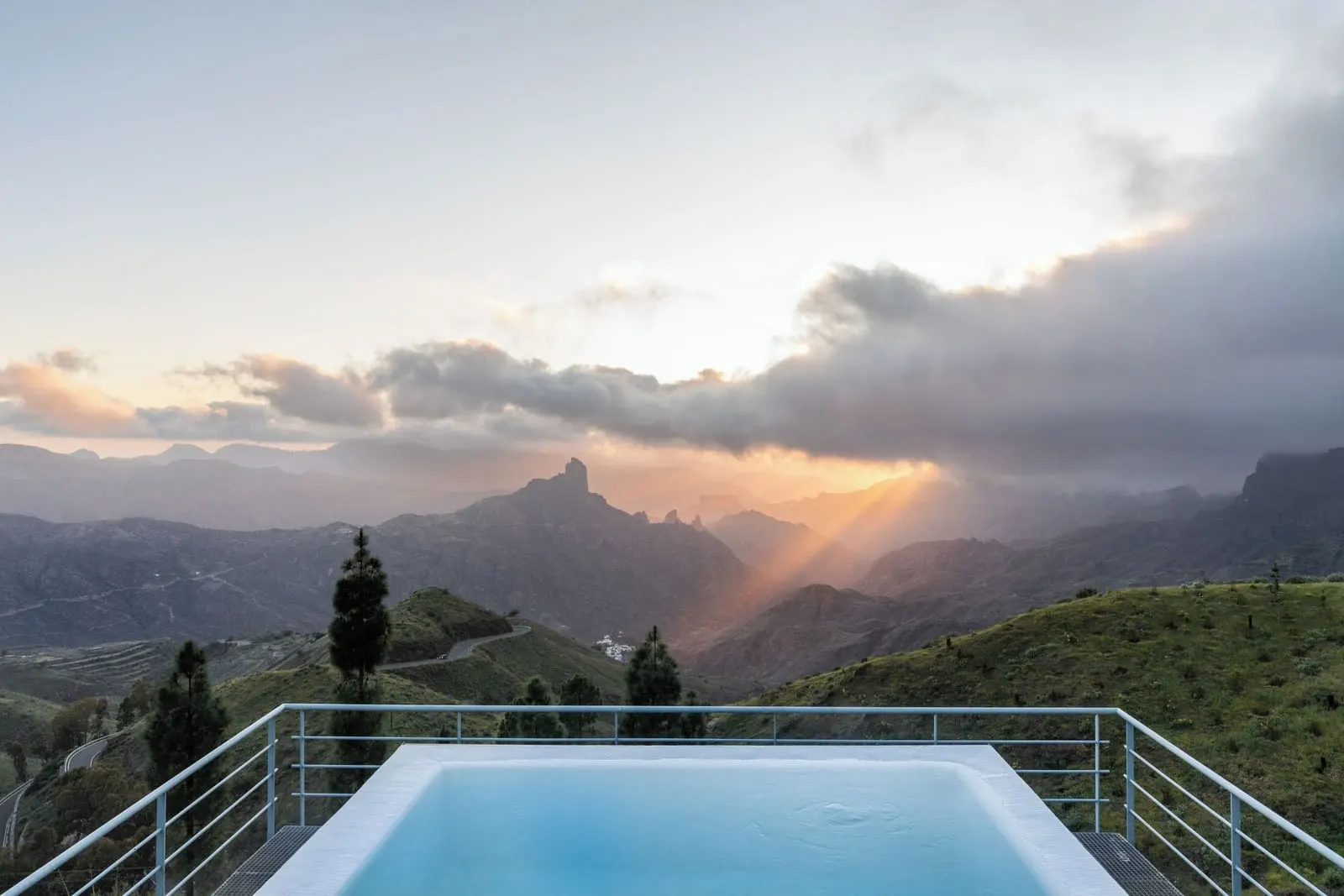 Parador de Cruz de Tejeda: The spa pool at sunset, facing the Roque Bentayga