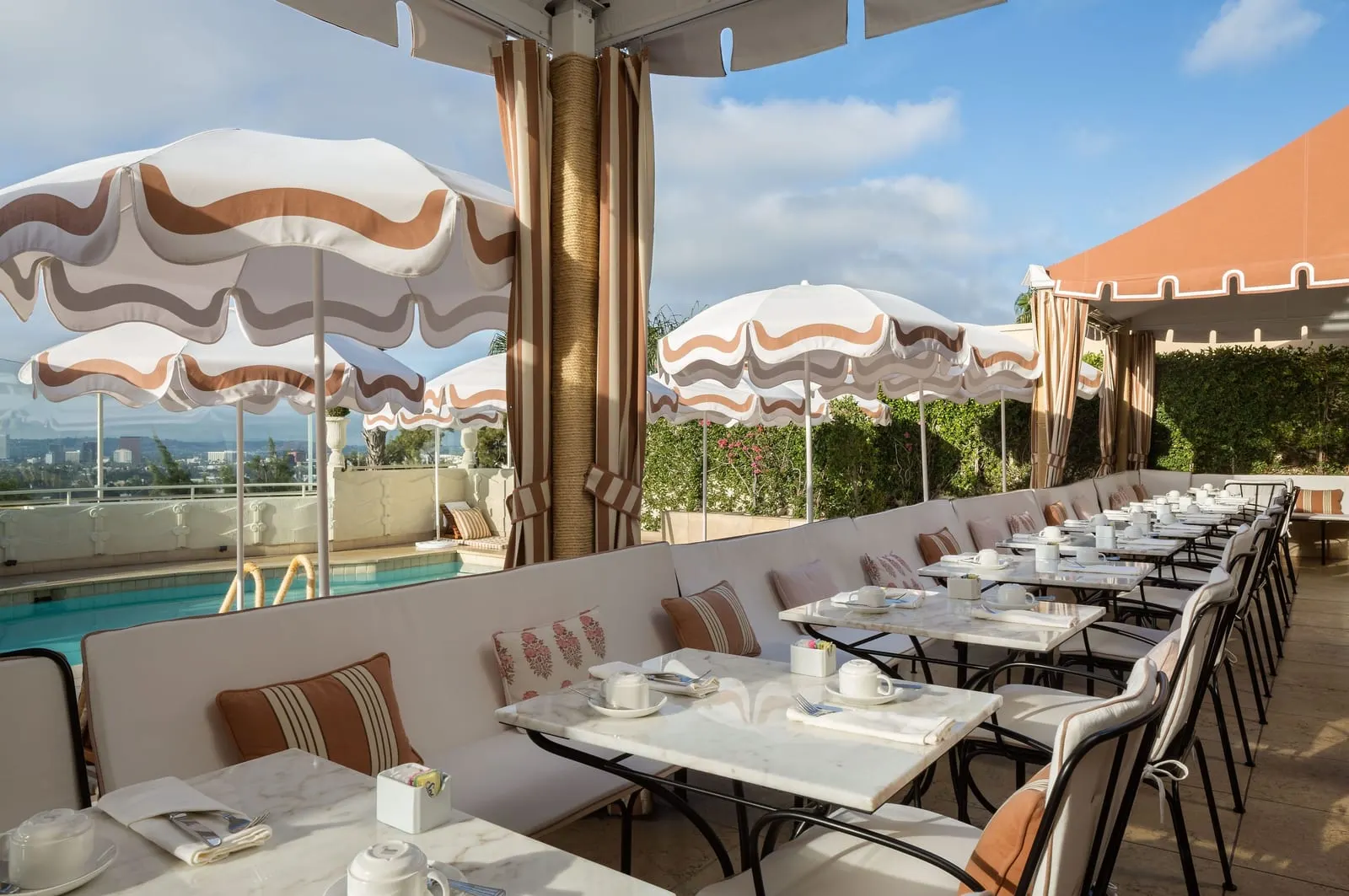 Sunset Tower Hotel: Tables set for breakfast on the lanai