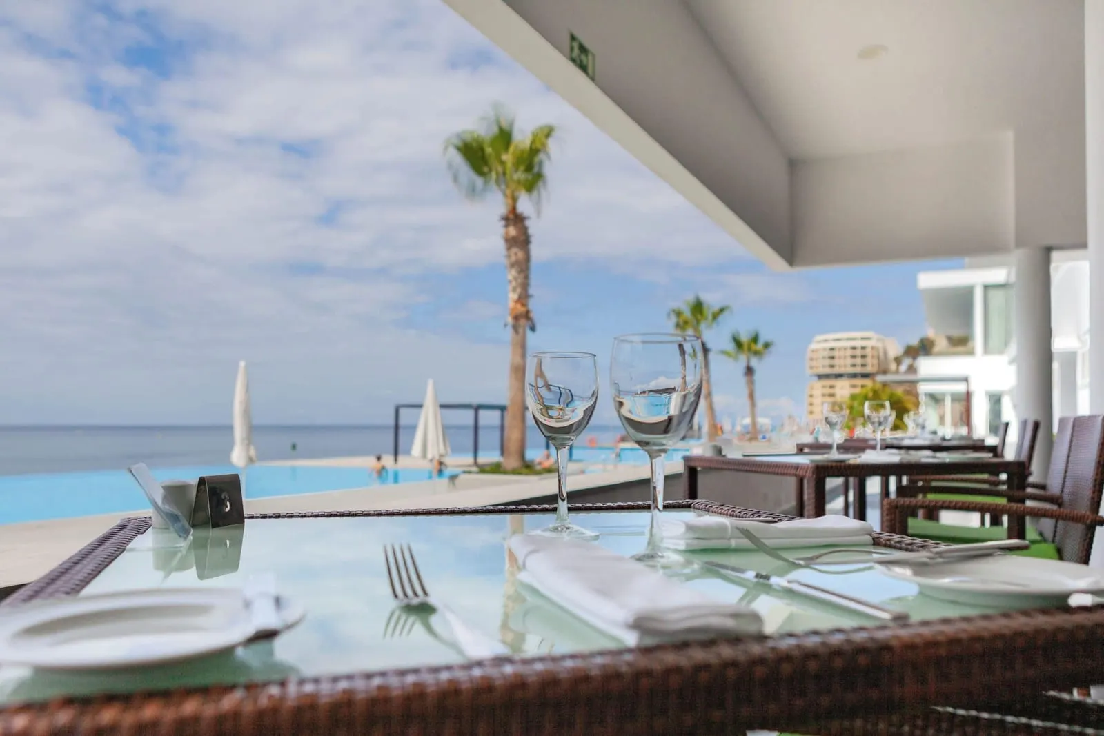 VidaMar Resort Hotel Madeira: Tables by the pools facing the sea