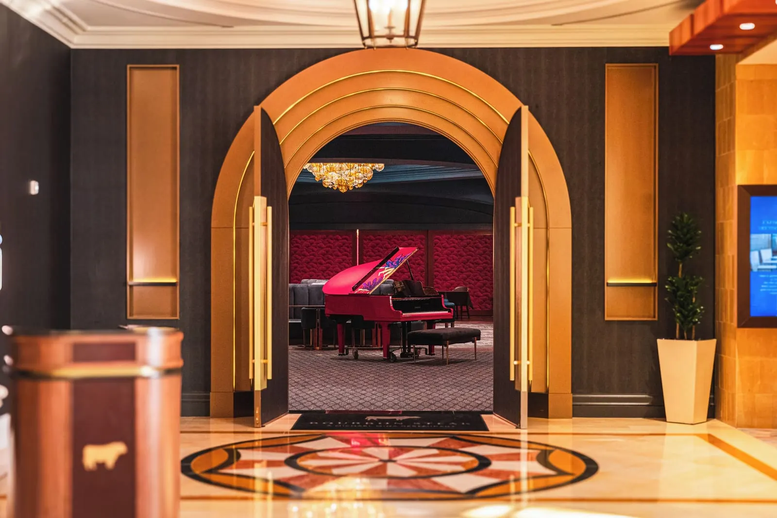 Four Seasons Hotel Las Vegas: Bourbon Steak's arched doorway and red piano