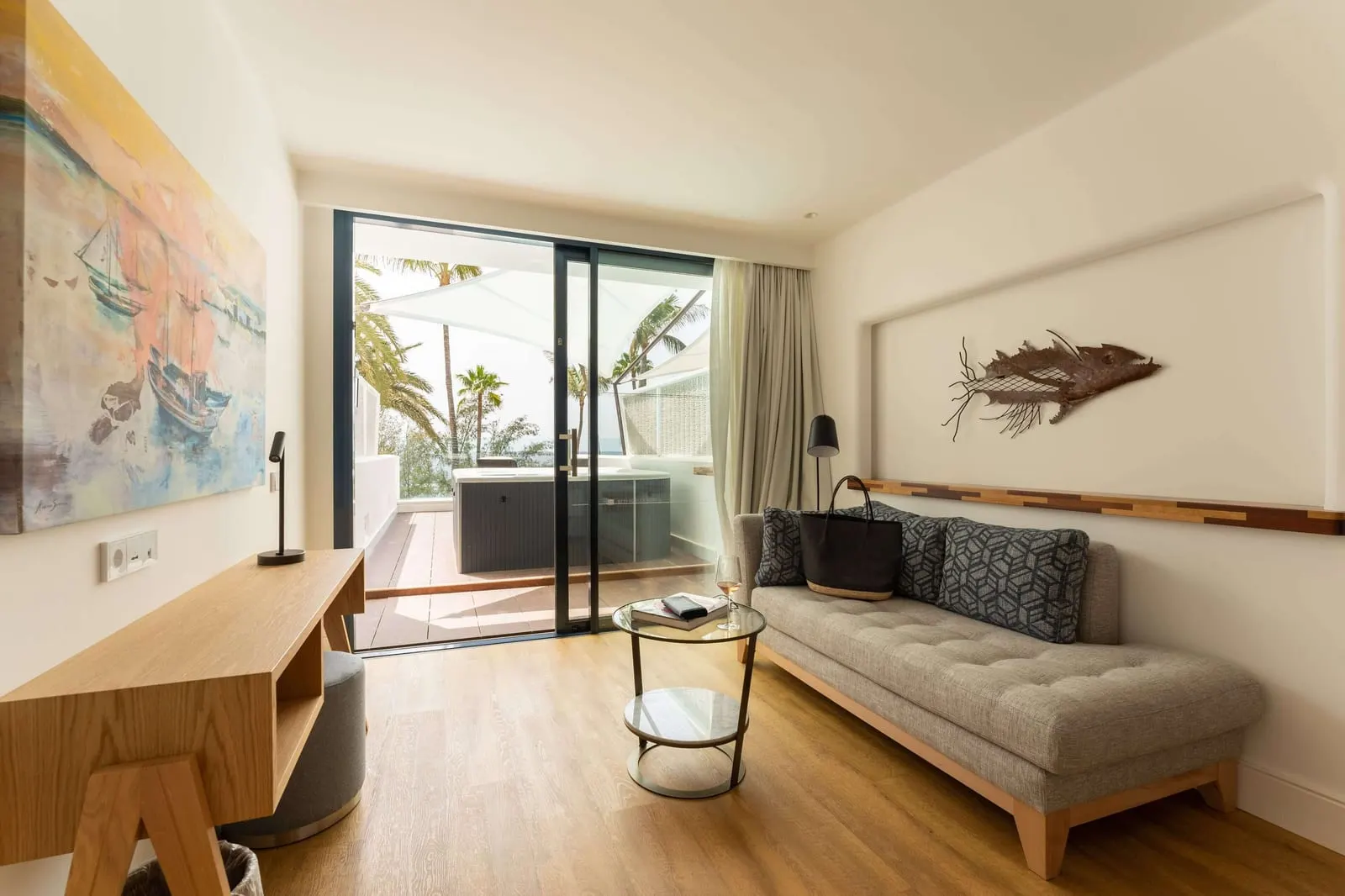 Hotel Fariones: A suite opening onto its terrace hot tub