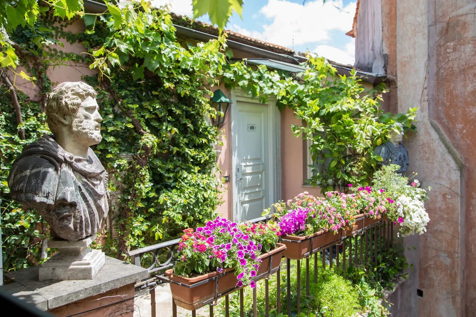 The Inn at the Roman Forum: A Roman head on the balcony