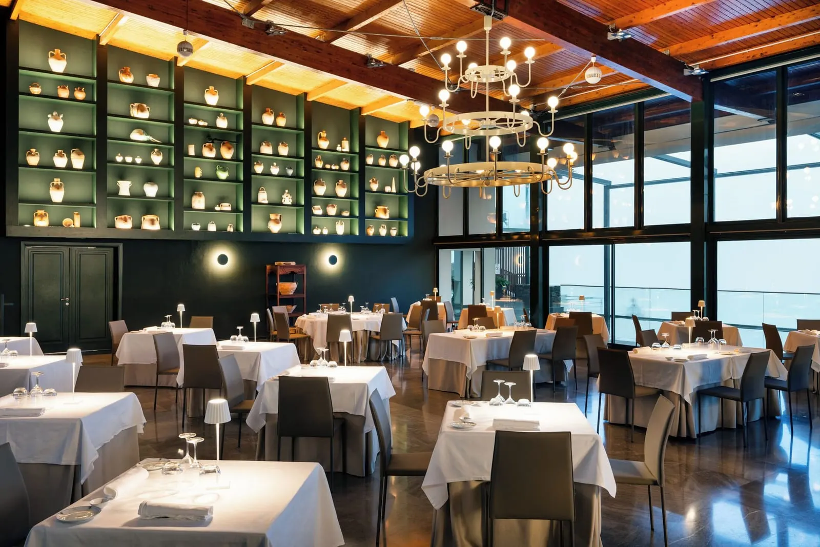 Parador de Cruz de Tejeda: The restaurant and its wall of clay jars