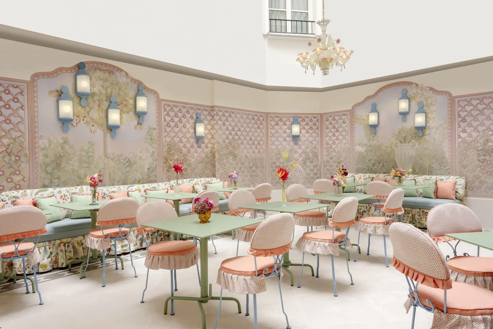 Le Grand Mazarin: Courtyard tables in the winter garden