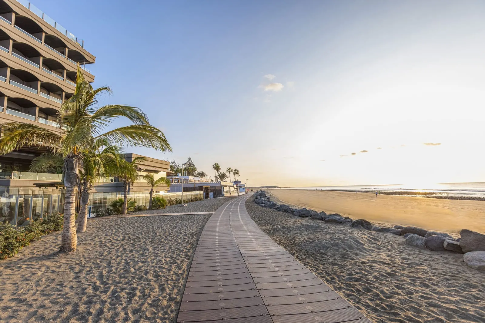 Hotel Faro, a Lopesan Collection Hotel: The boardwalk east along Playa de Maspalomas