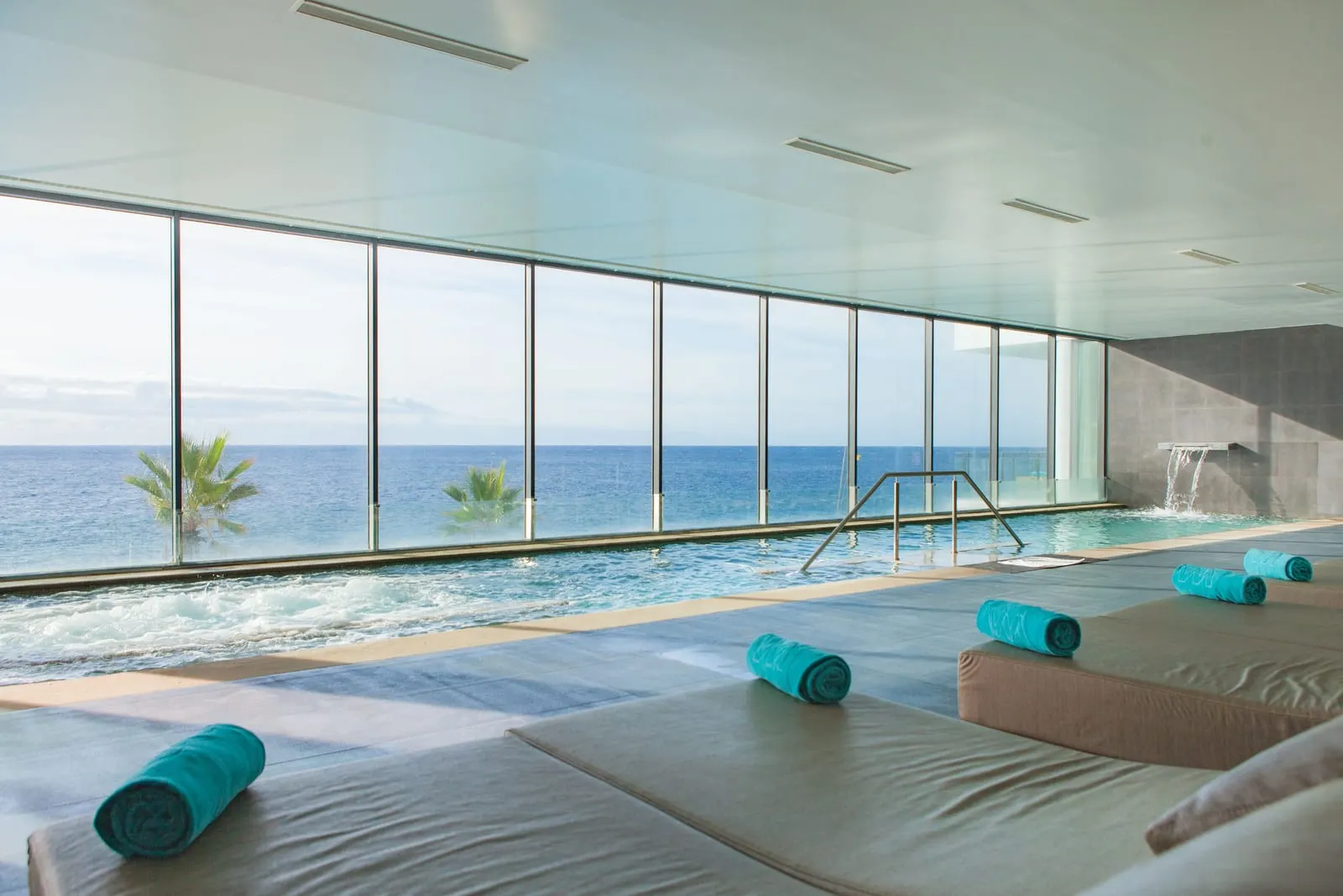 VidaMar Resort Hotel Madeira: An indoor pool behind glass facing the sea