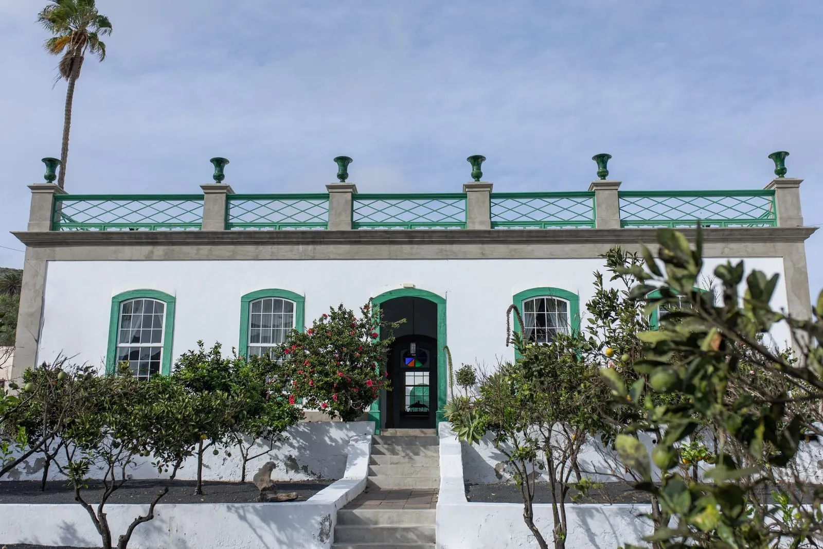 La Casa de los Naranjos: The manor's whitewashed front behind its orange trees
