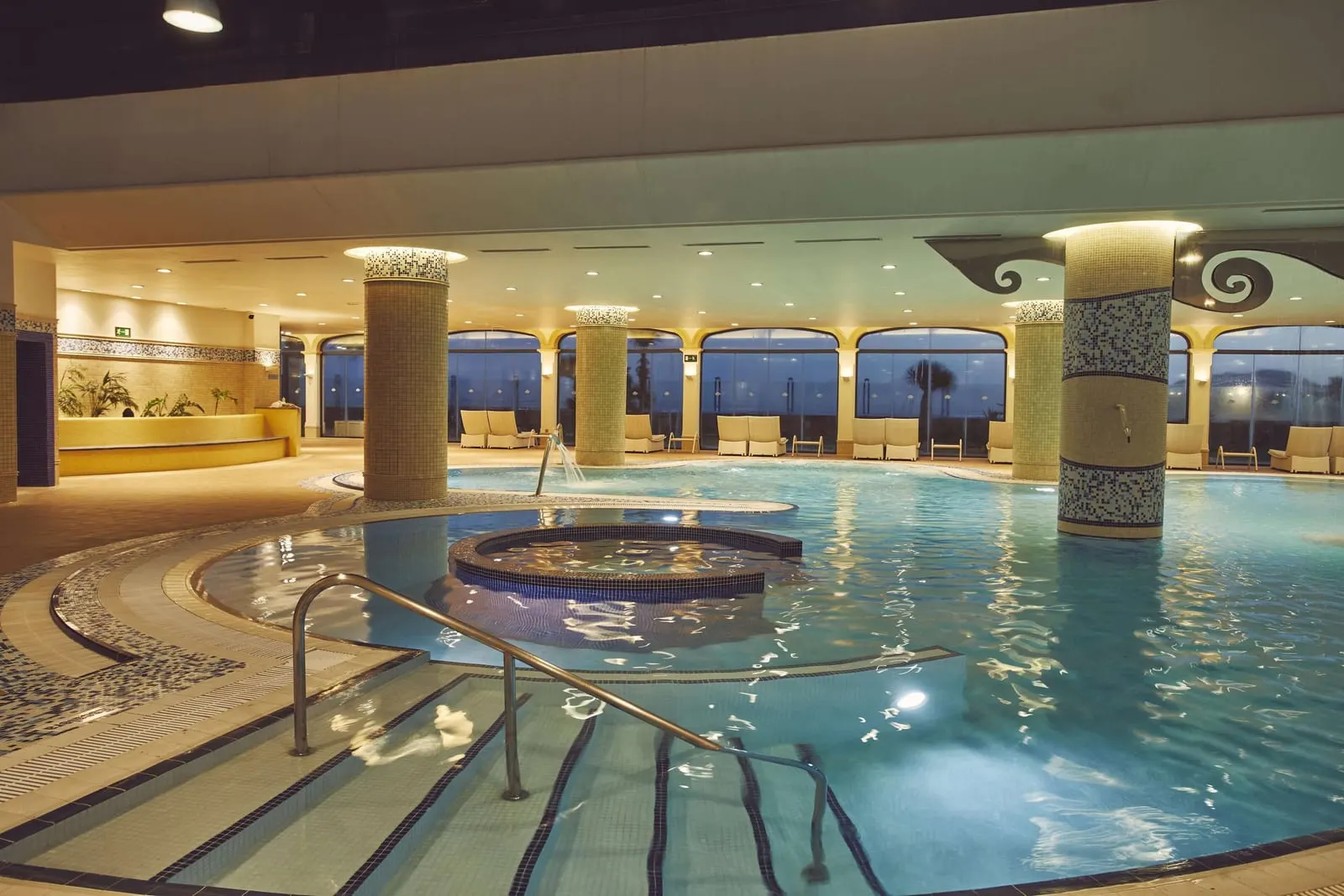 Secrets Bahía Real Resort & Spa: The spa's indoor hydrotherapy pool