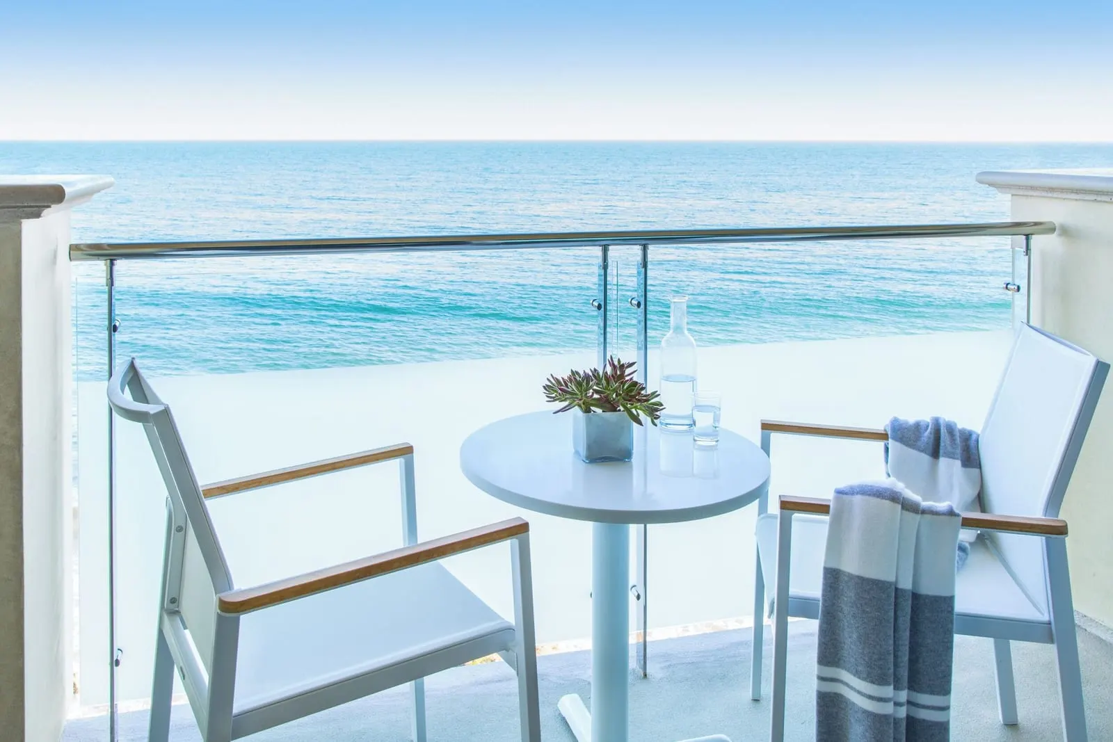Malibu Beach Inn: A balcony table for two over the sea