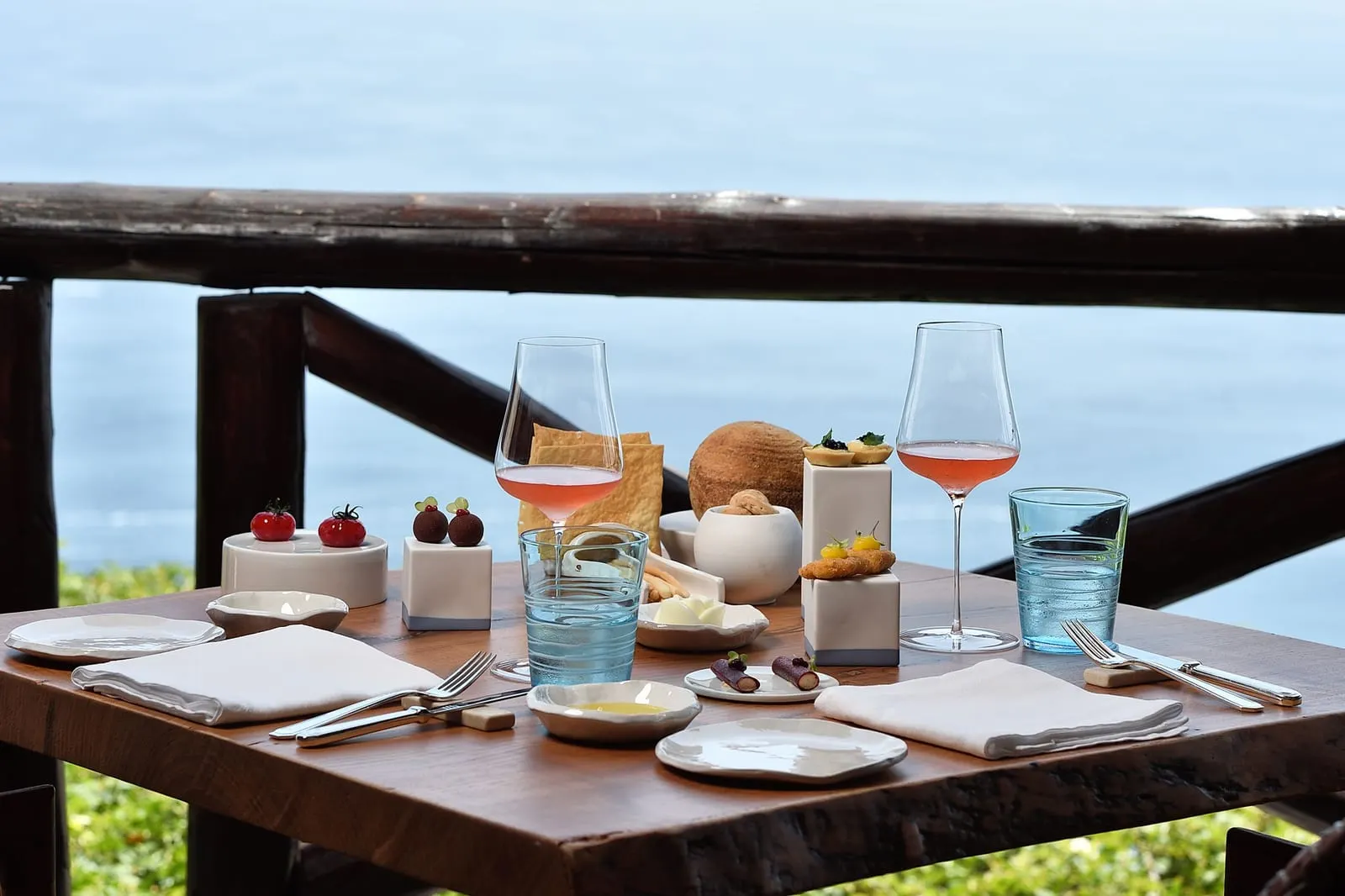Monastero Santa Rosa Hotel & Spa: A terrace table set above the sea
