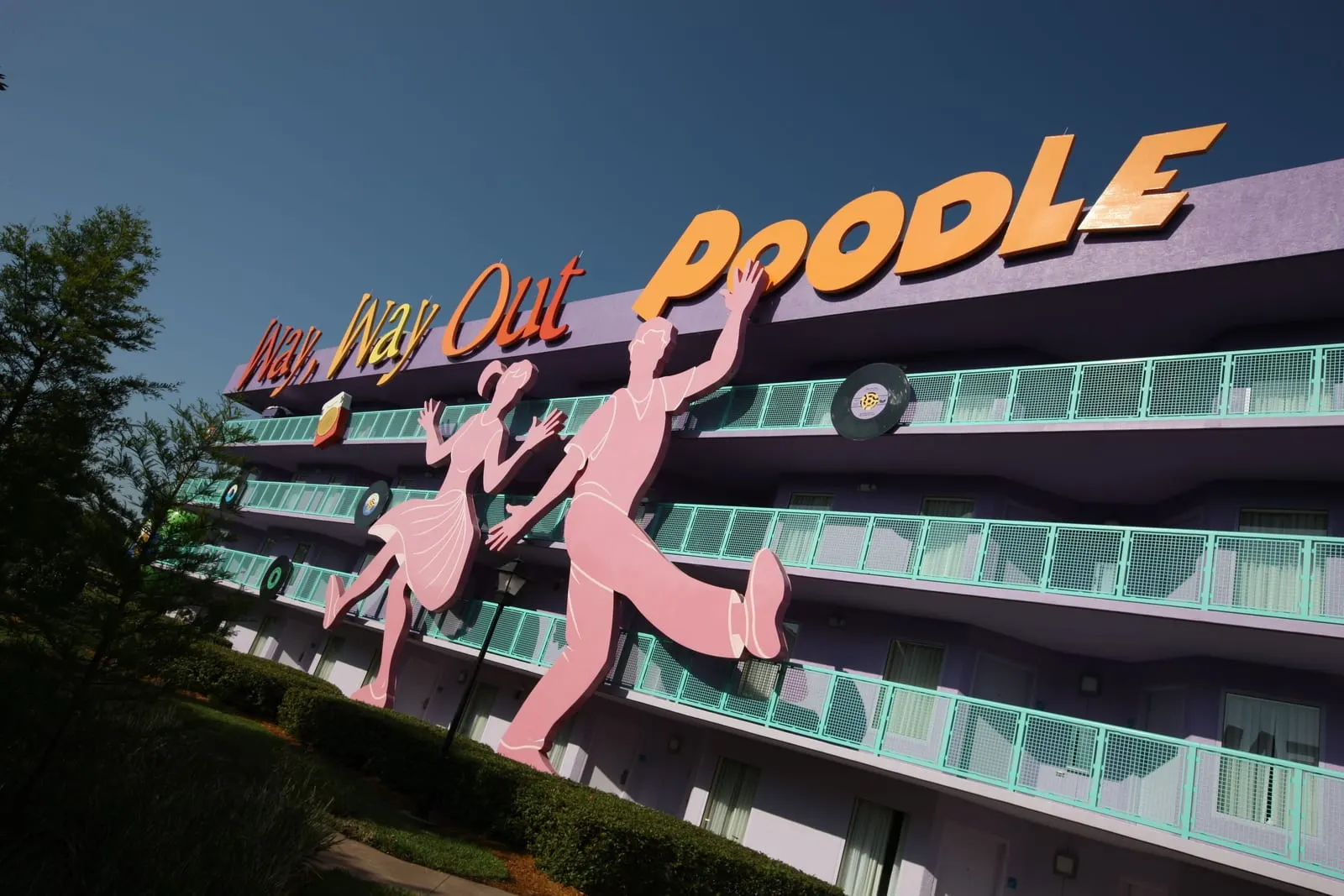 Disney's Pop Century Resort: Dancing figures on a 1950s block
