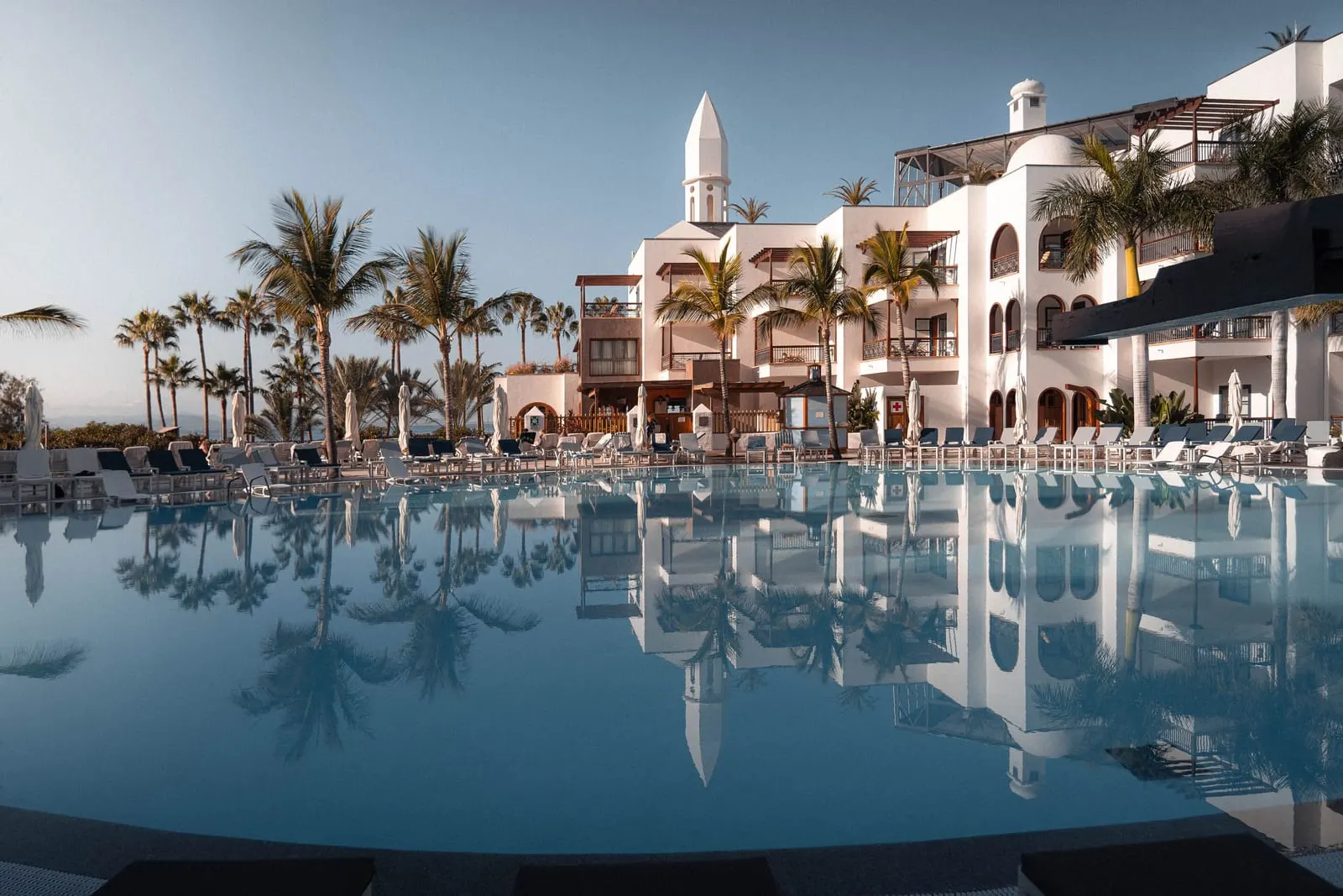 Princesa Yaiza Suite Hotel Resort: The white tower reflected in a pool