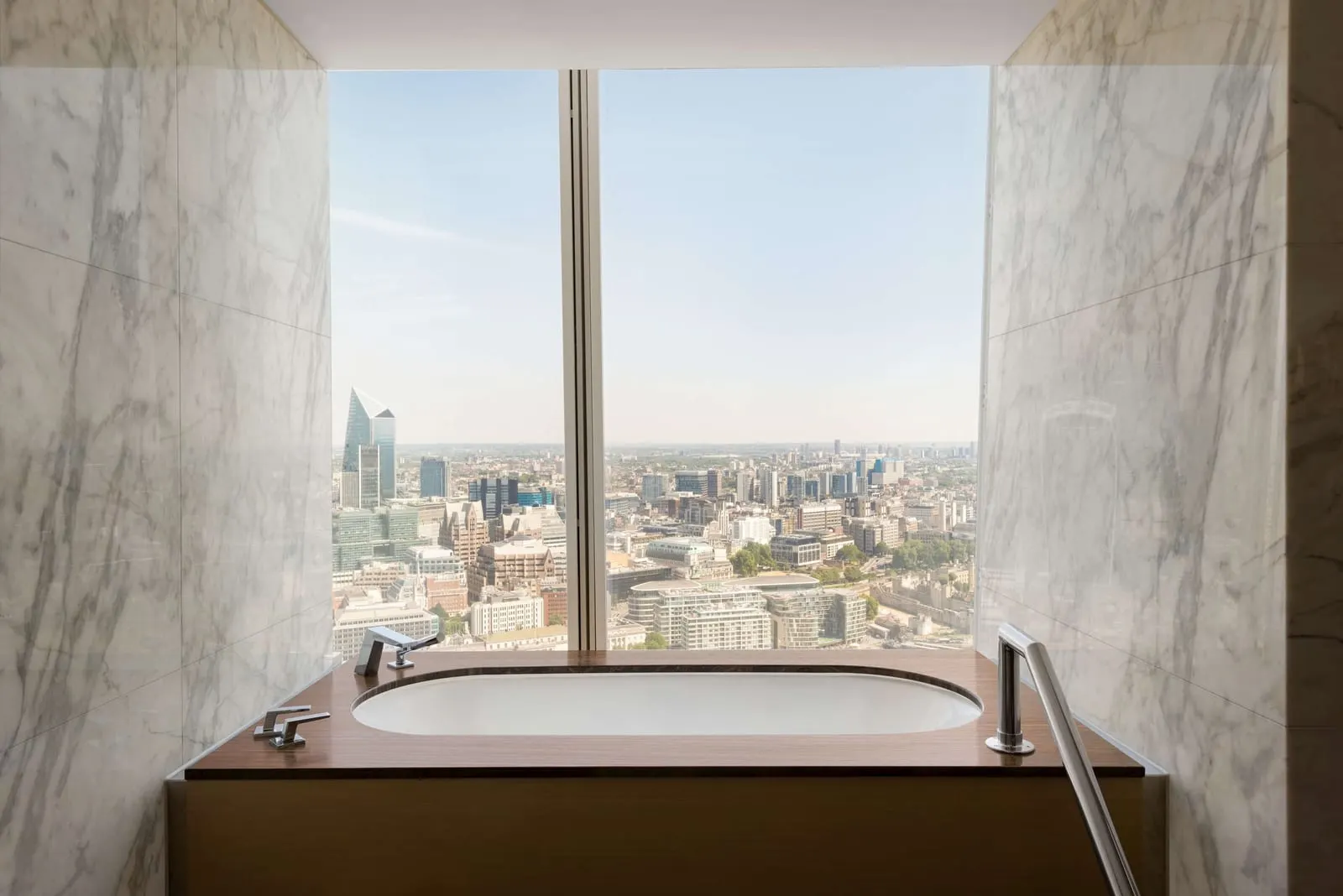 Shangri-La The Shard, London: A bath with the City in the window